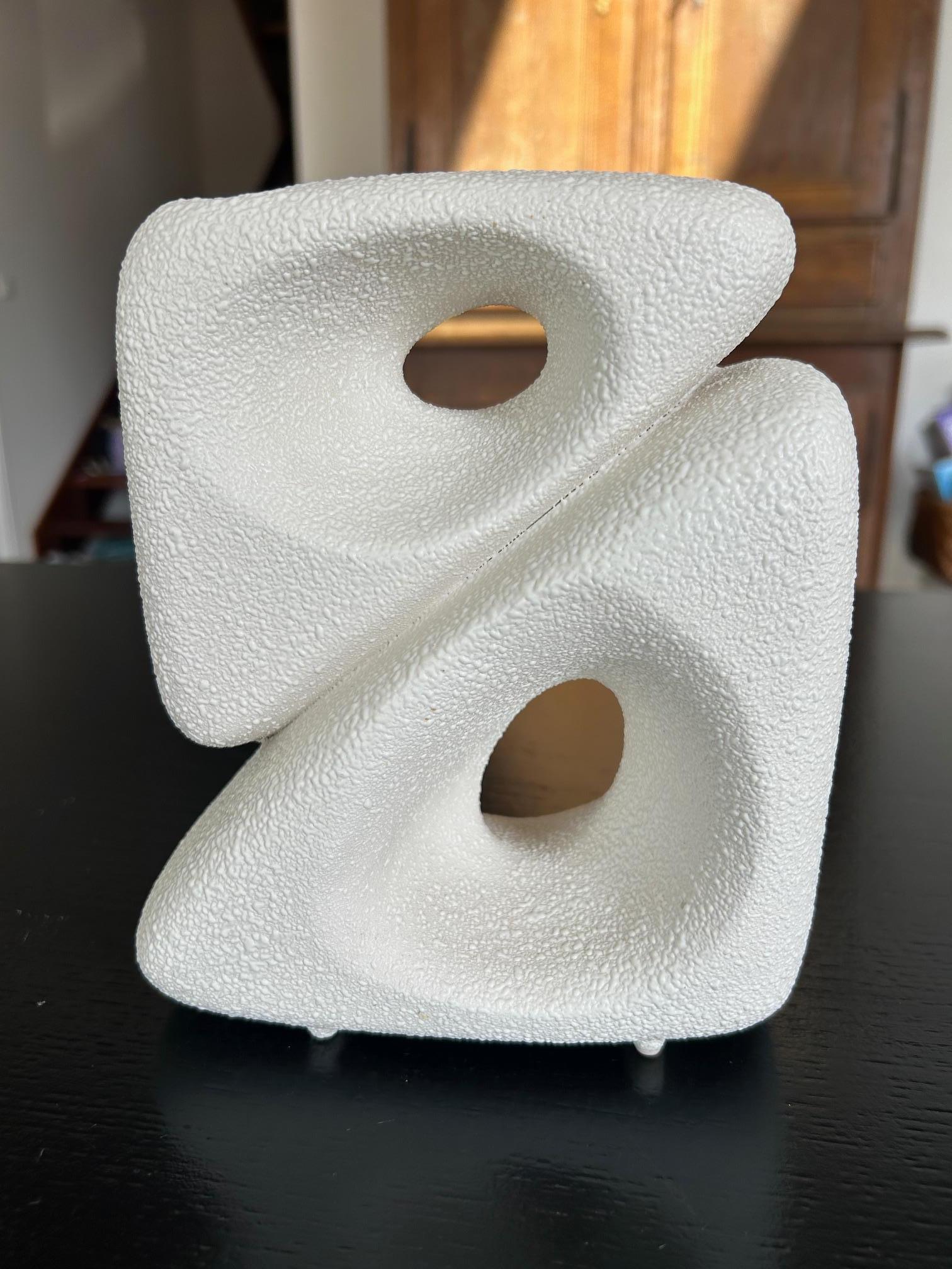 Stunning Mid-Century sculptural vase in a white matte ceramic
Design Roberto Rigon for Bertoncello in the 1960's