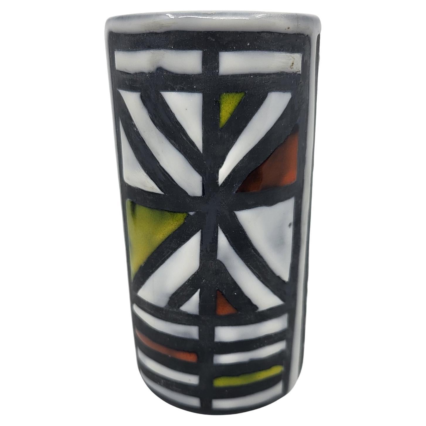 Ce mazagran en céramique de Roger Capron, réalisé à Vallauris dans les années 1950, est une véritable œuvre d’art qui incarne le style géométrique de l’époque. Ses motifs audacieux et ses couleurs vives témoignent d’un savoir-faire exceptionnel.