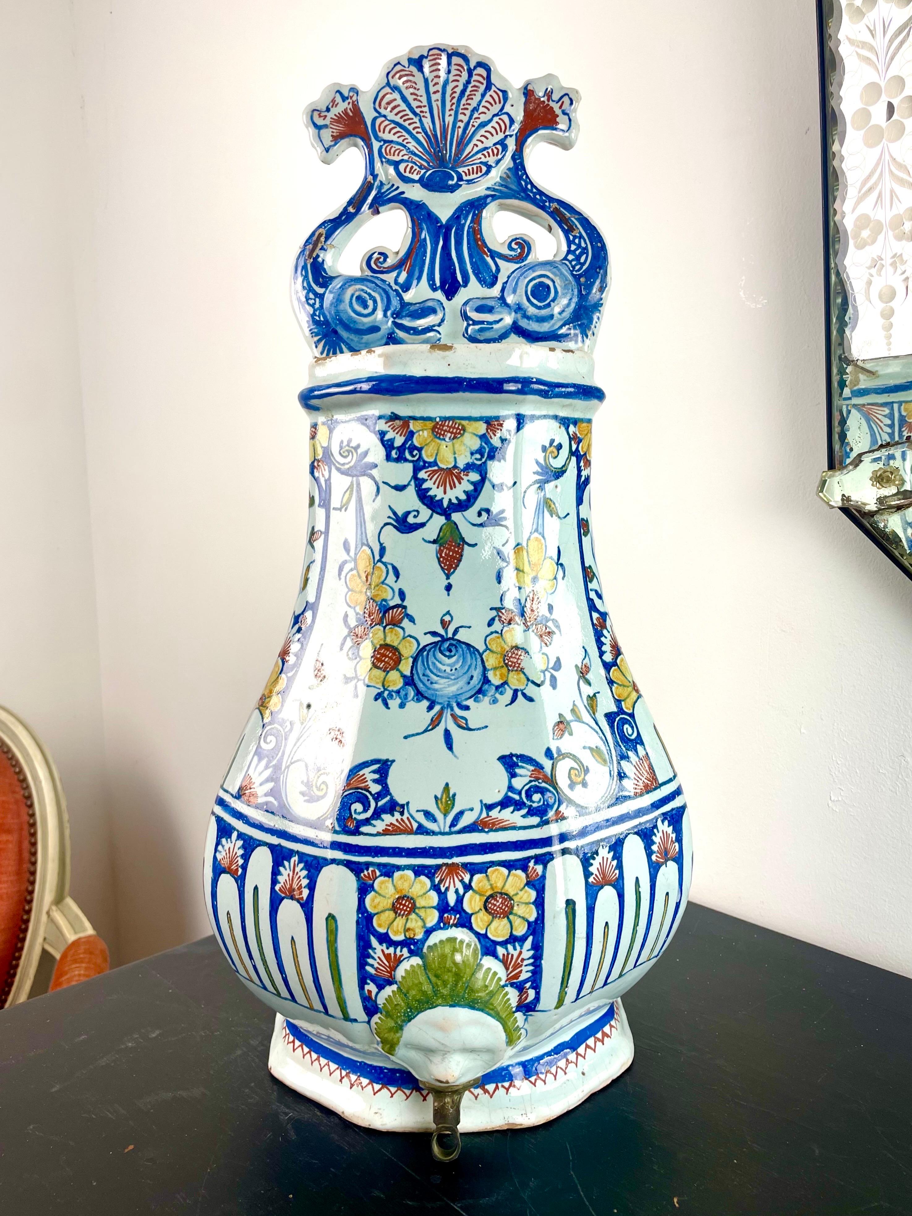 Vase – Rouen-Brunnen aus Steingut, Blumentopf – blau-weiß – 18. Jahrhundert, Frankreich (Französisch) im Angebot