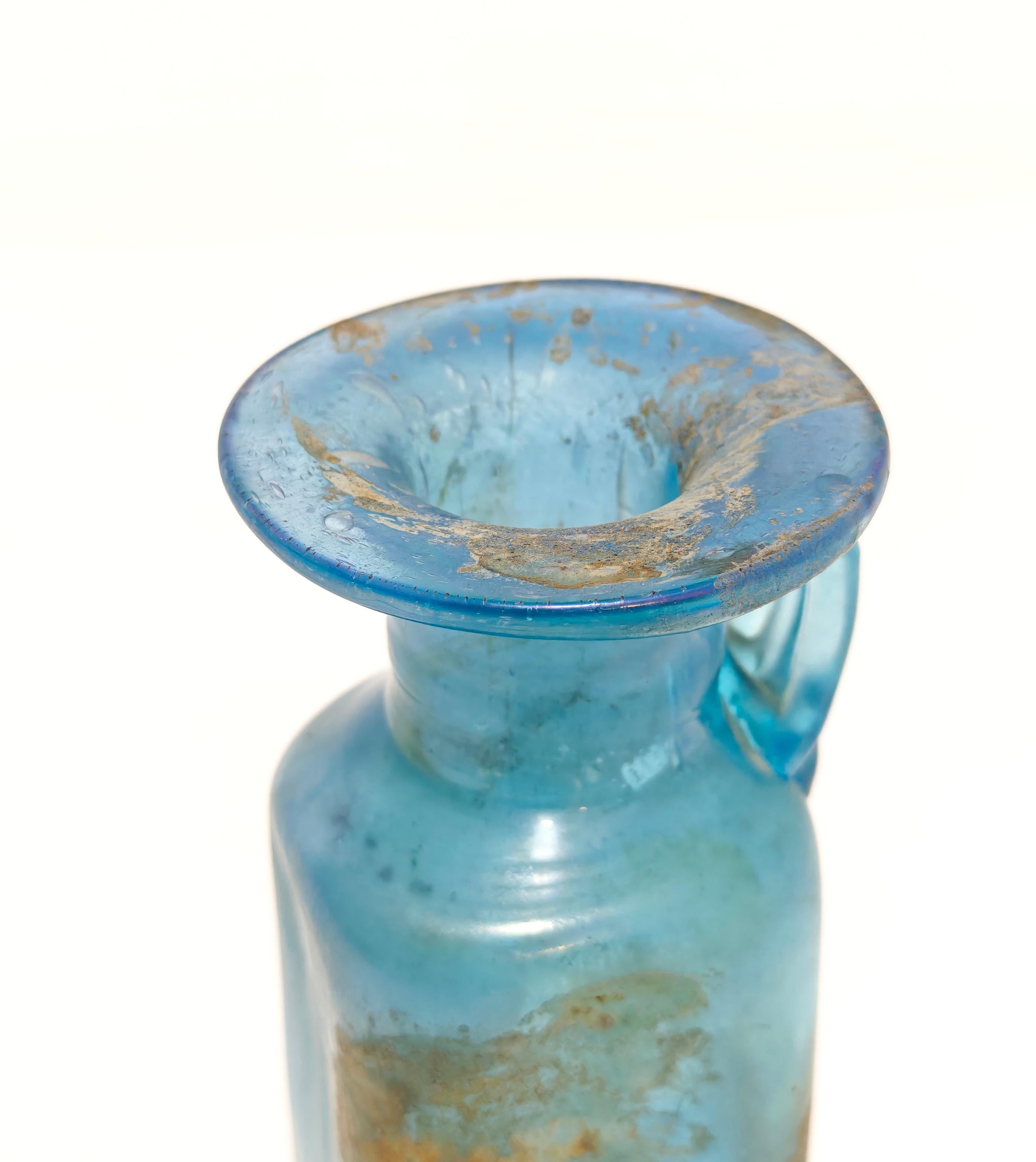 Vase réalisé selon la technique du verre scavo, dans les années 1930. Très bon état, le verre irisé ainsi que la technique du verre scavo font de ce vase une pièce précieuse.
Le verre Scavo est un type de verre ornemental à la surface rugueuse avec