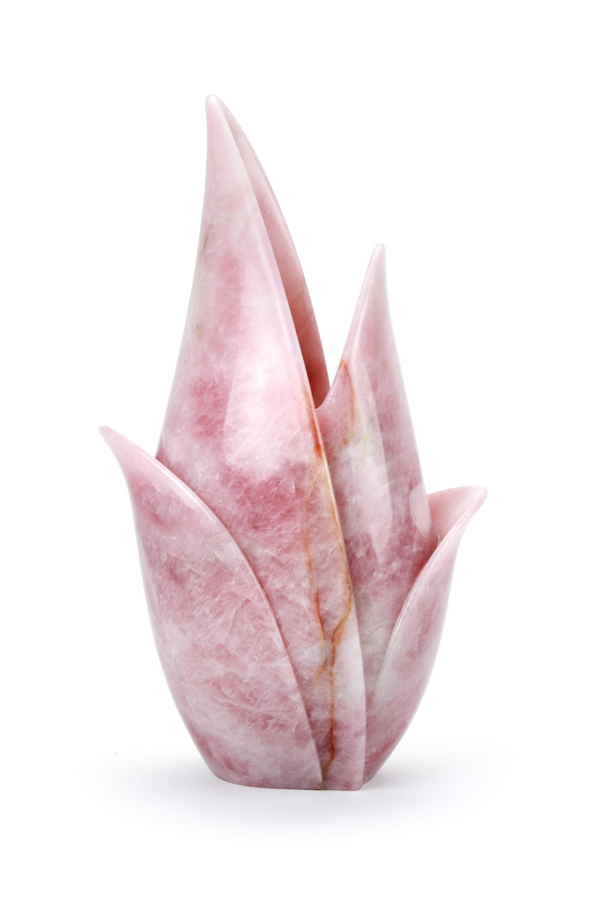 Important vase sculptural taillé à la main dans un bloc massif de quartz rose.

Dimensions du vase : L 29 x L 20 x H 53 cm. Disponible en différents onyx et marbres.

Édition limitée à 35 exemplaires.

Chaque vase est signé et numéroté à la main par