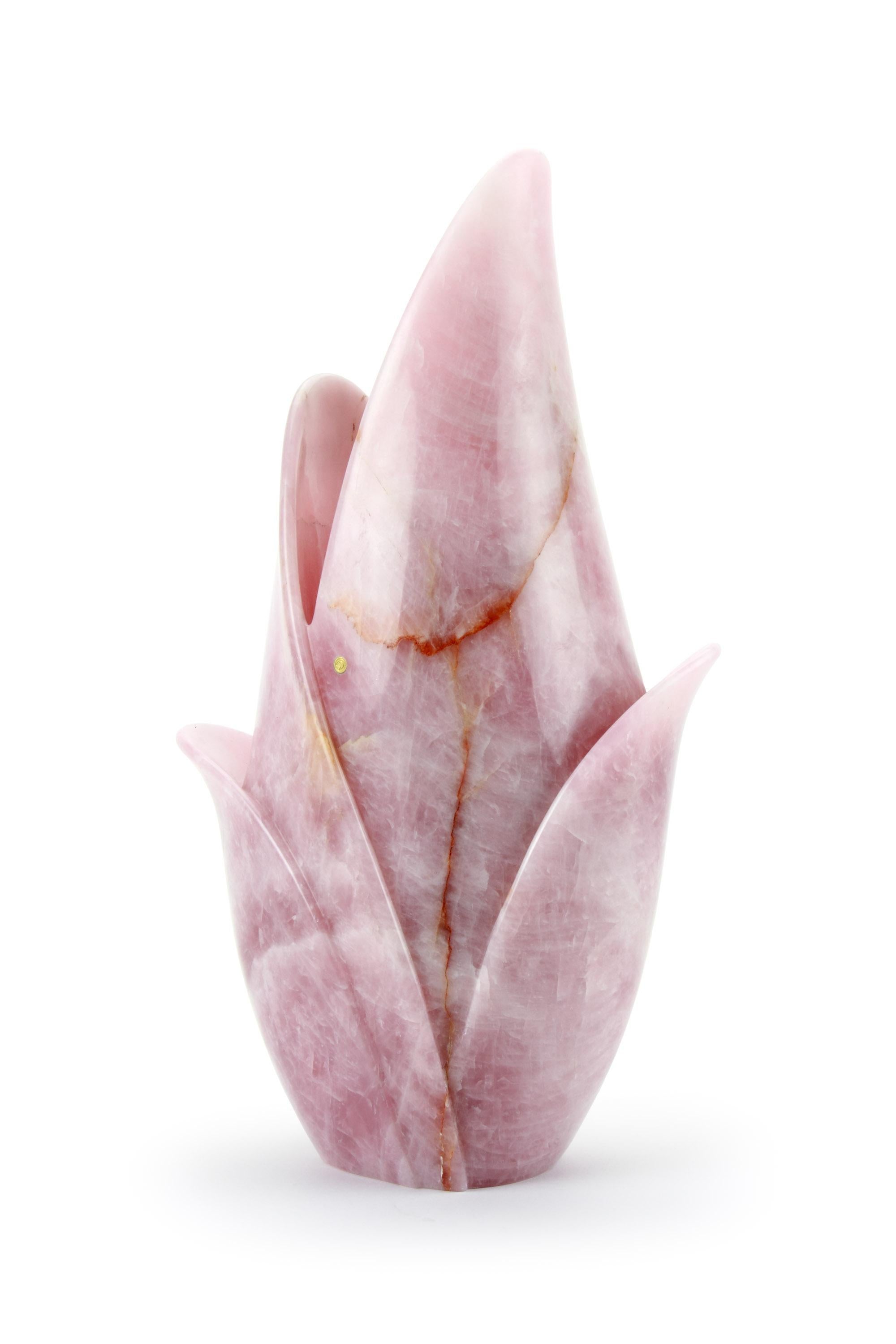 italien Vase sculpture en forme de tulipe en quartz rose, fait à la main, design de collection, Italie en vente