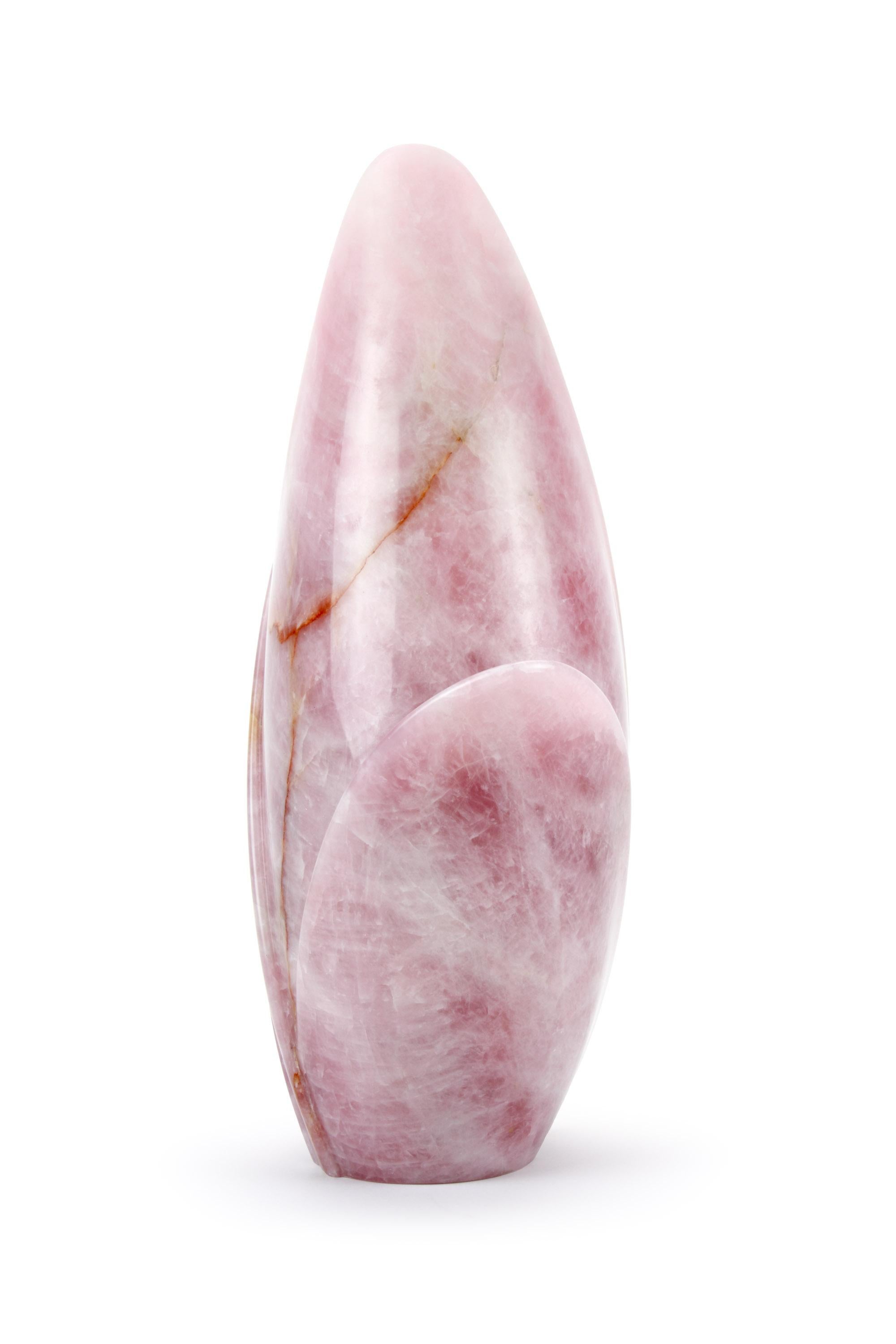 Sculpté à la main Vase sculpture en forme de tulipe en quartz rose, fait à la main, design de collection, Italie en vente