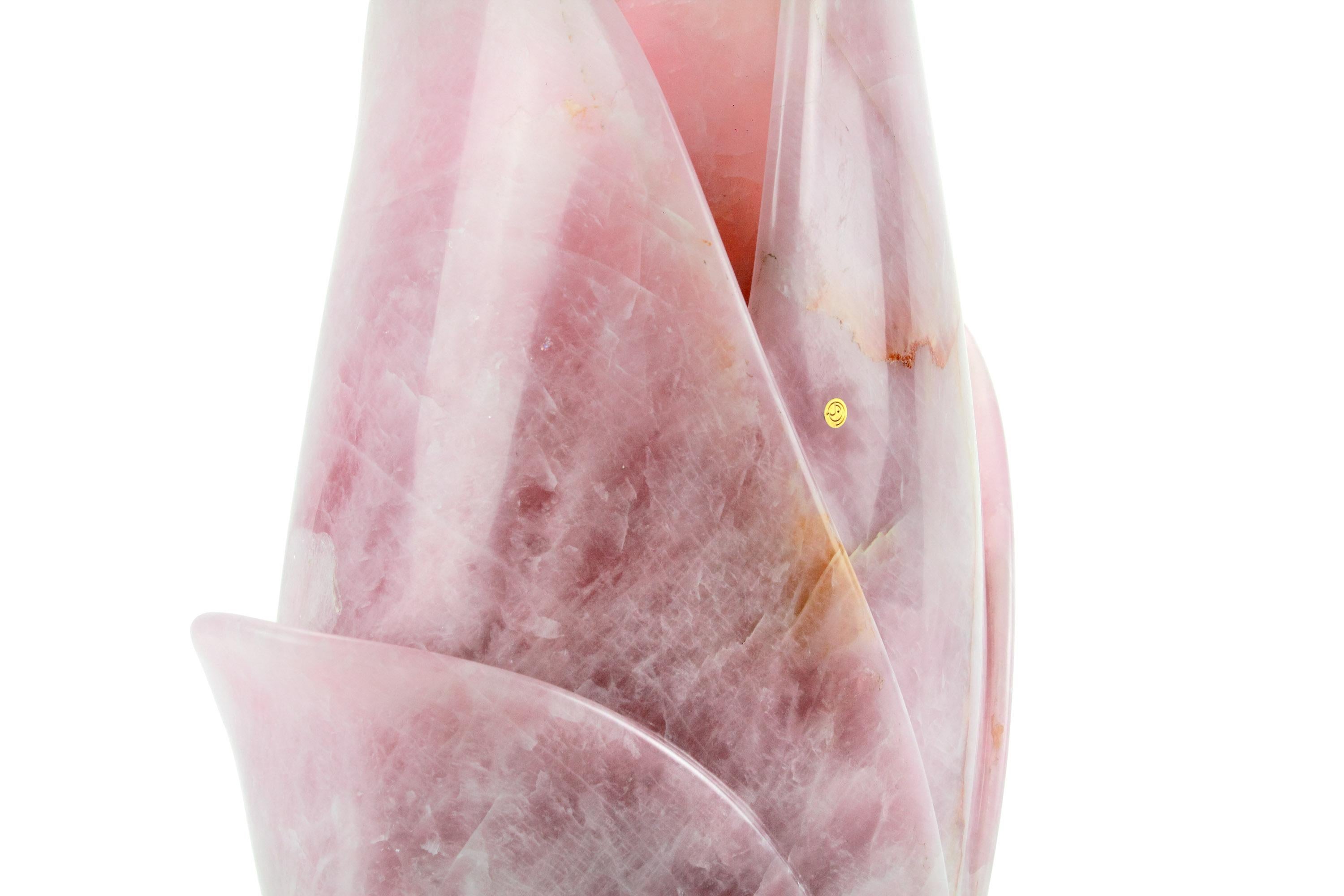 XXIe siècle et contemporain Vase sculpture en forme de tulipe en quartz rose, fait à la main, design de collection, Italie en vente