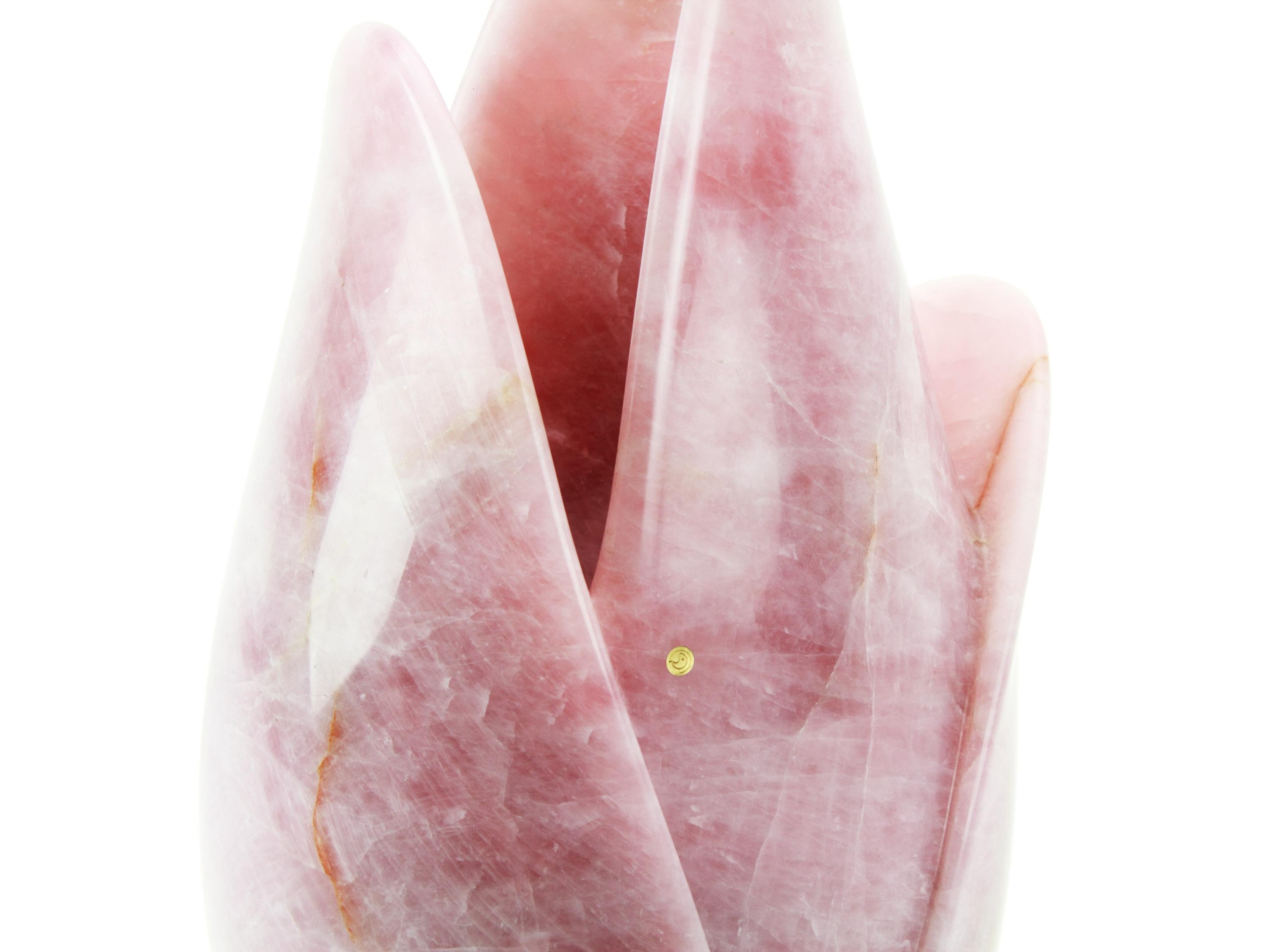 italien Vase Sculpture de tulipe en bloc de marbre quartz rose, faite à la main, design de collection en vente