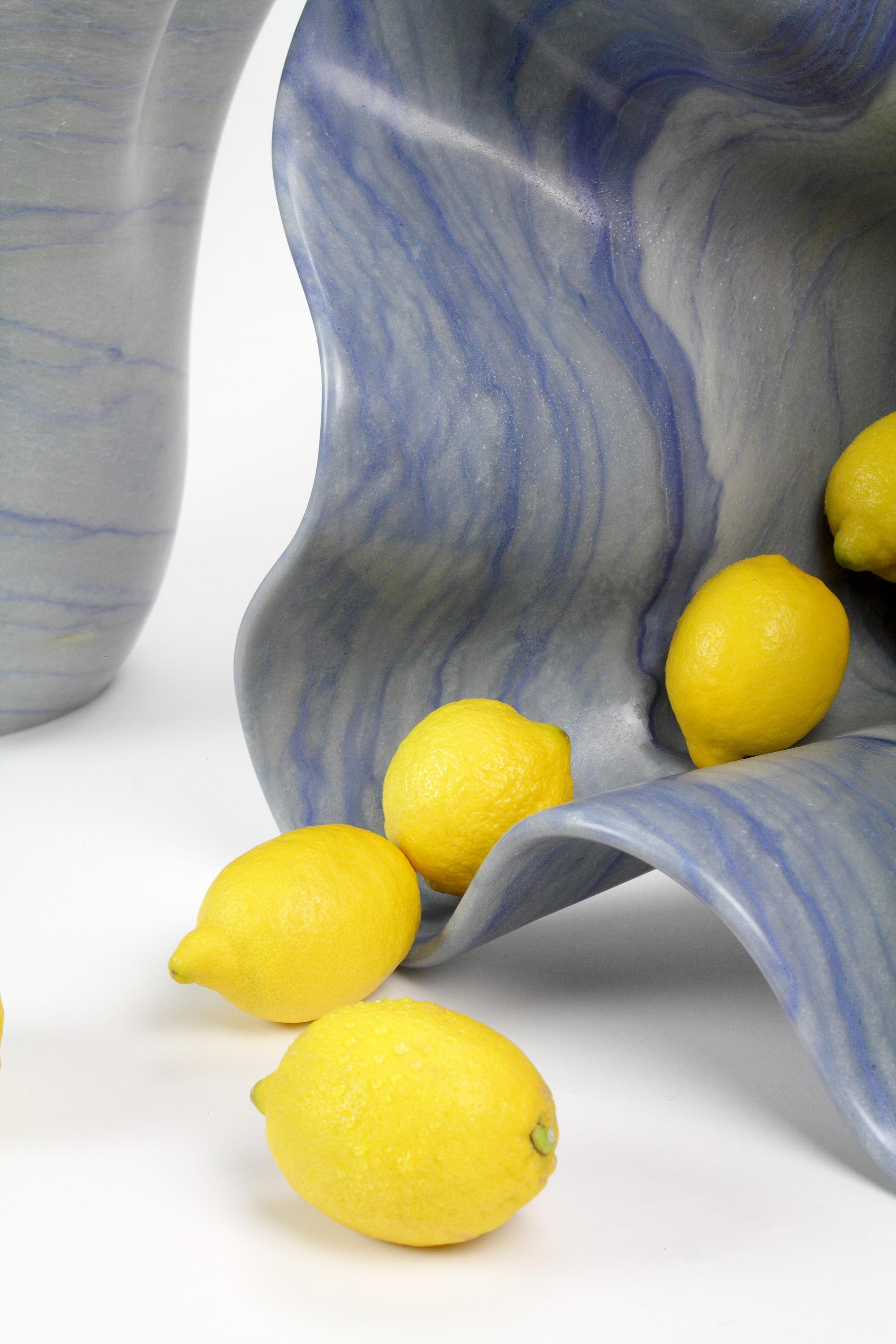 Vase/Gefäß-Skulptur in organischer Form aus massivem Azul-Marmor, Sammlerstück (Italienisch) im Angebot