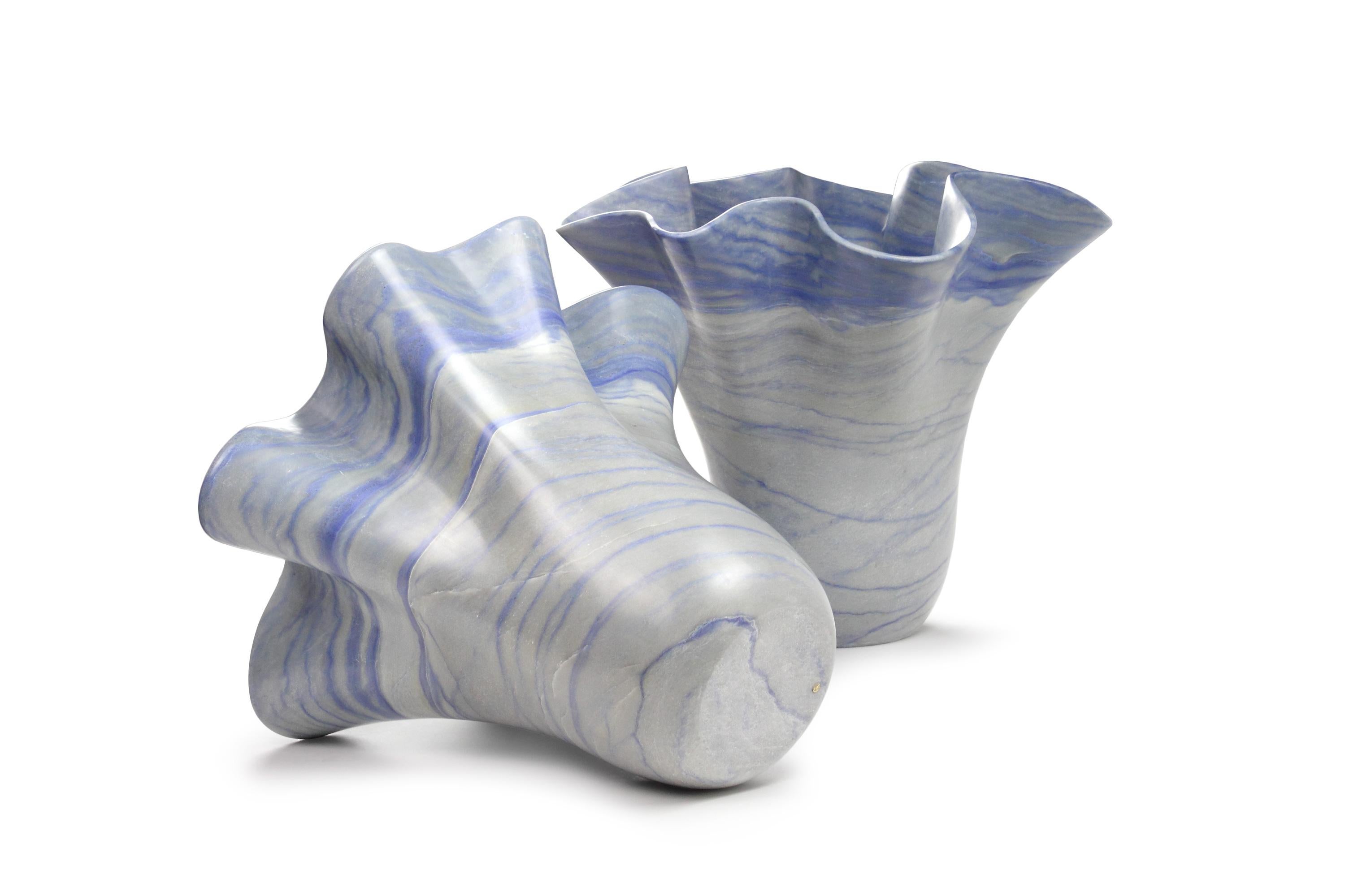 XXIe siècle et contemporain Vase sculpture de forme organique en bloc de marbre bleu Azul, pièce de collection en vente