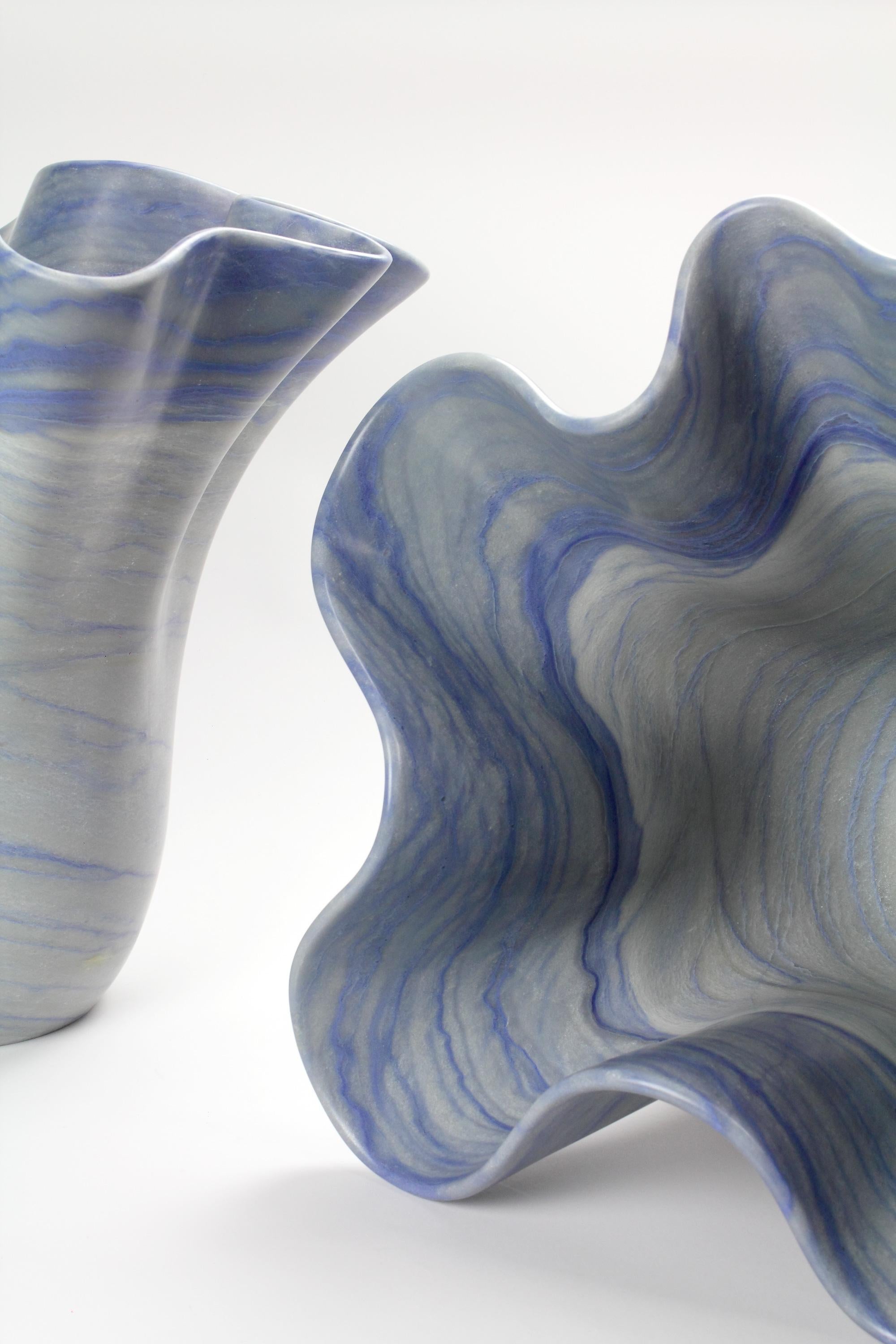 Quartz Vase sculpture de forme organique en bloc de marbre bleu Azul, pièce de collection en vente