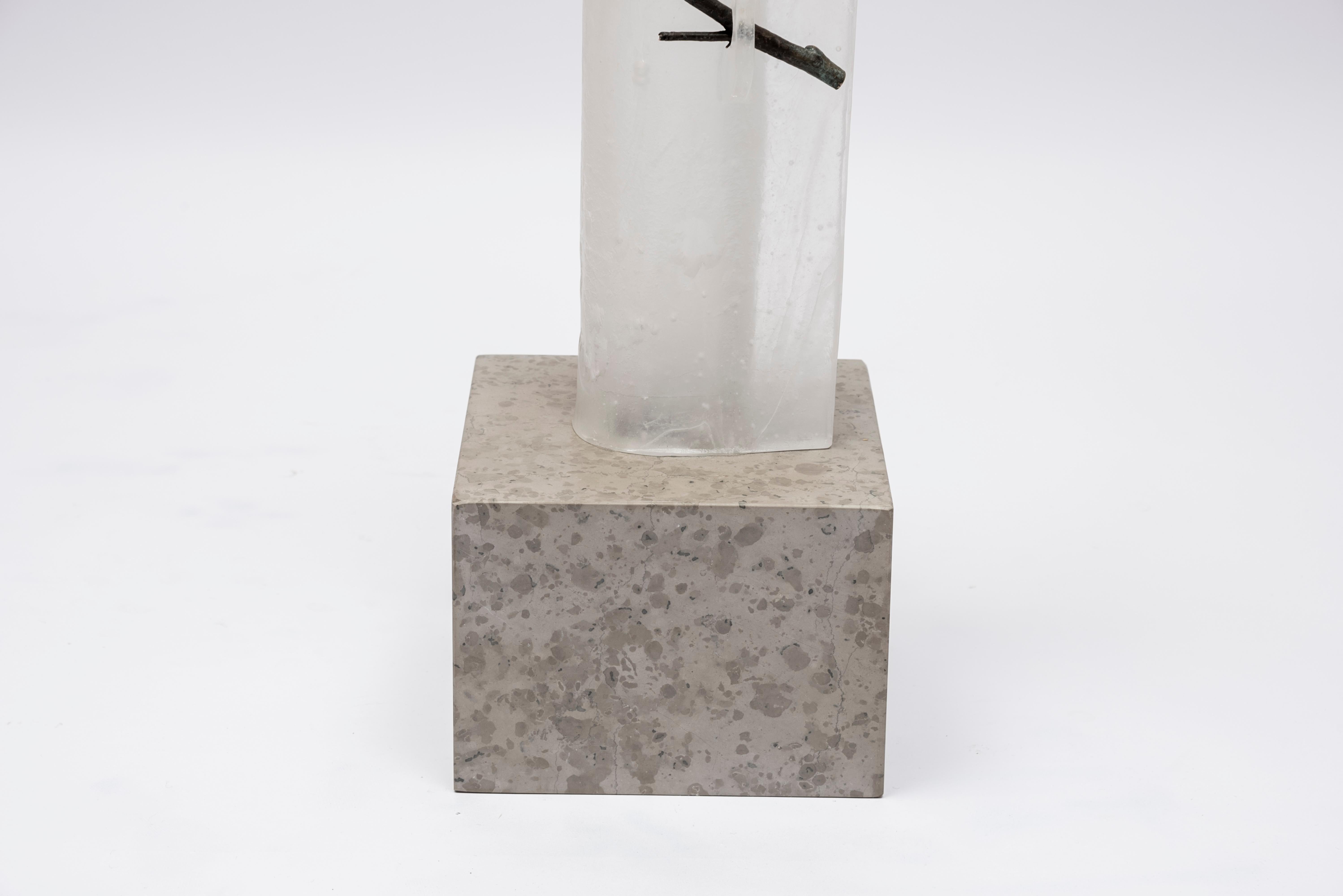 Vase sculpture en verre dépoli et base en marbre par Georges Stahl
Avec une branche d'arbre en bronze.