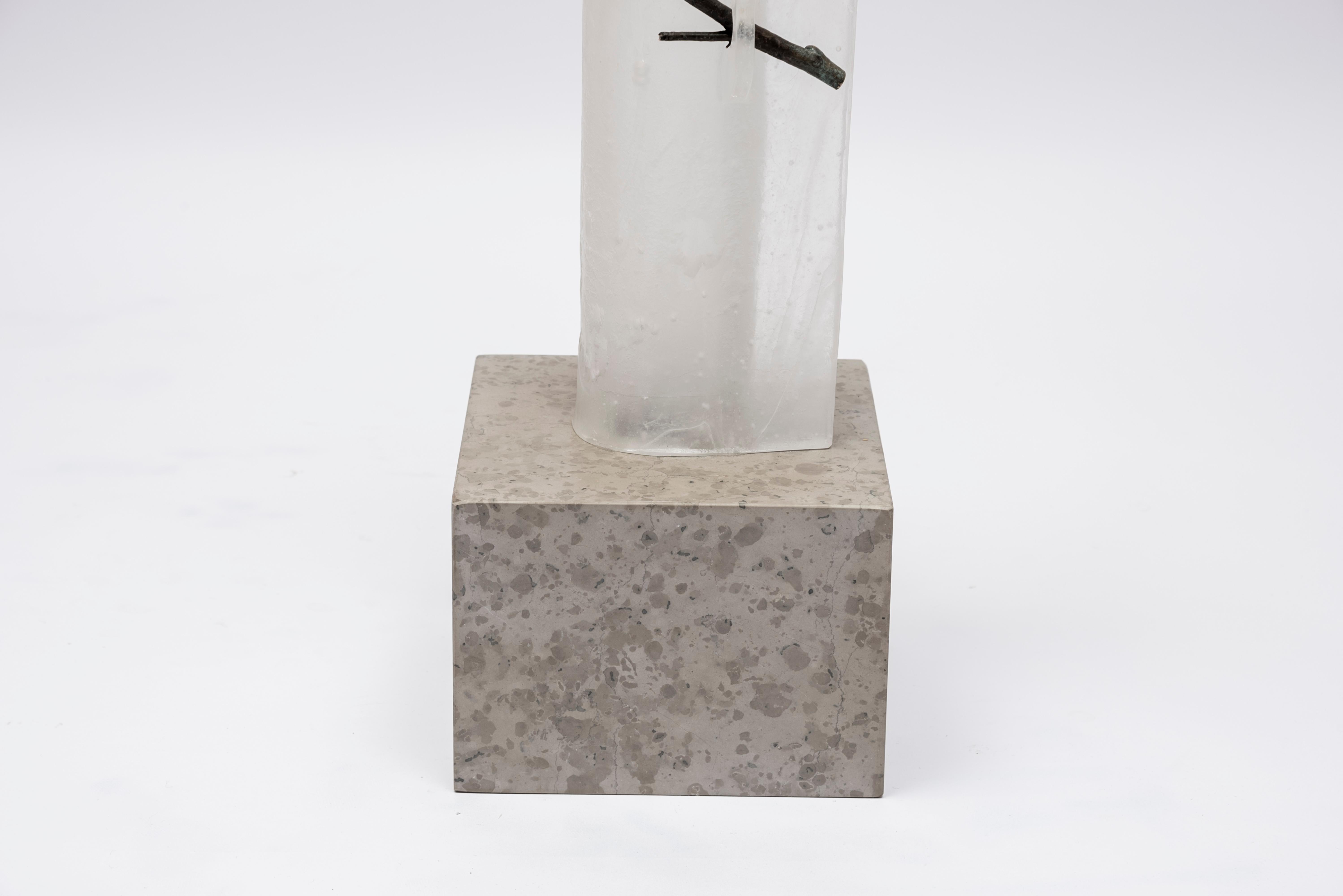 Vaso scultura in vetro smerigliato e base in marmo di Georges Stahl
Con un ramo d'albero in bronzo.