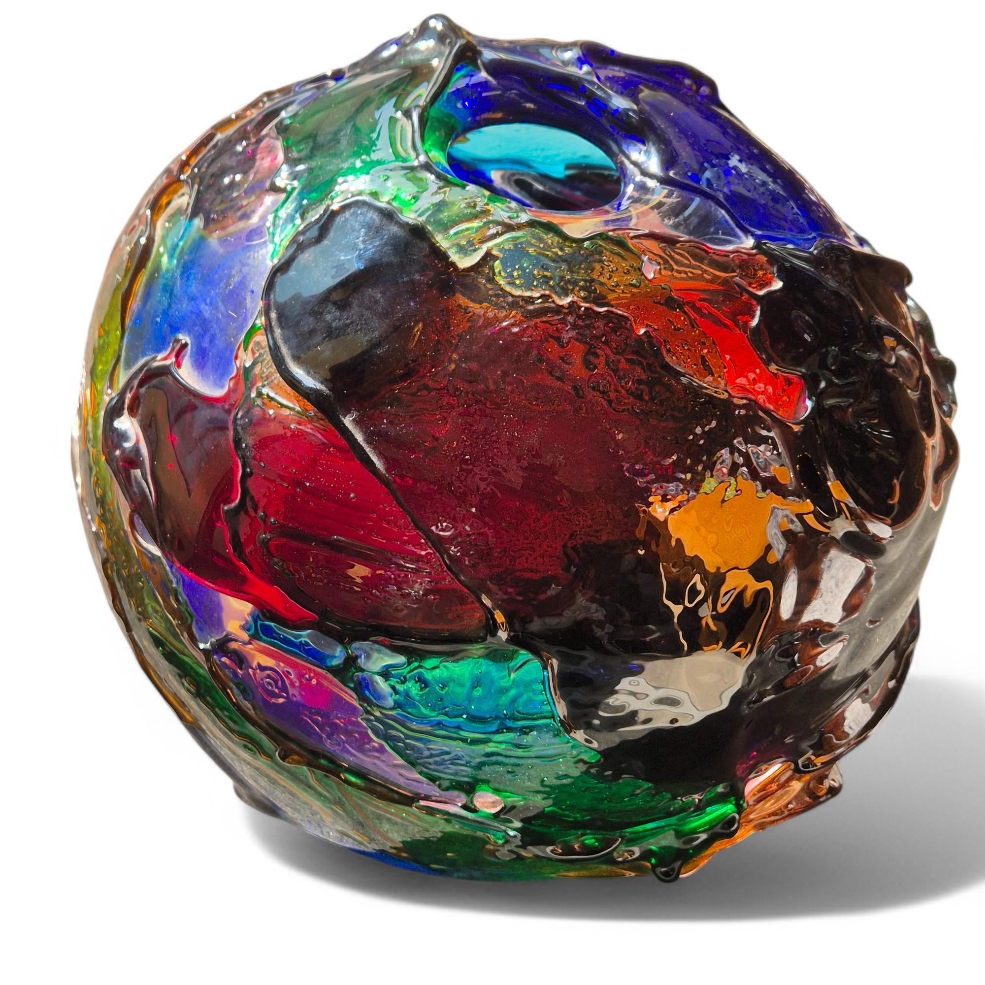 This captivating creation, in the spirit of Gae Alenti's “Geacolor” sculpture vase produced by the Venini studio, is a true collector's piece of art in the artistic tradition of Murano glass.

This abstract, modern sculptural work comes to life