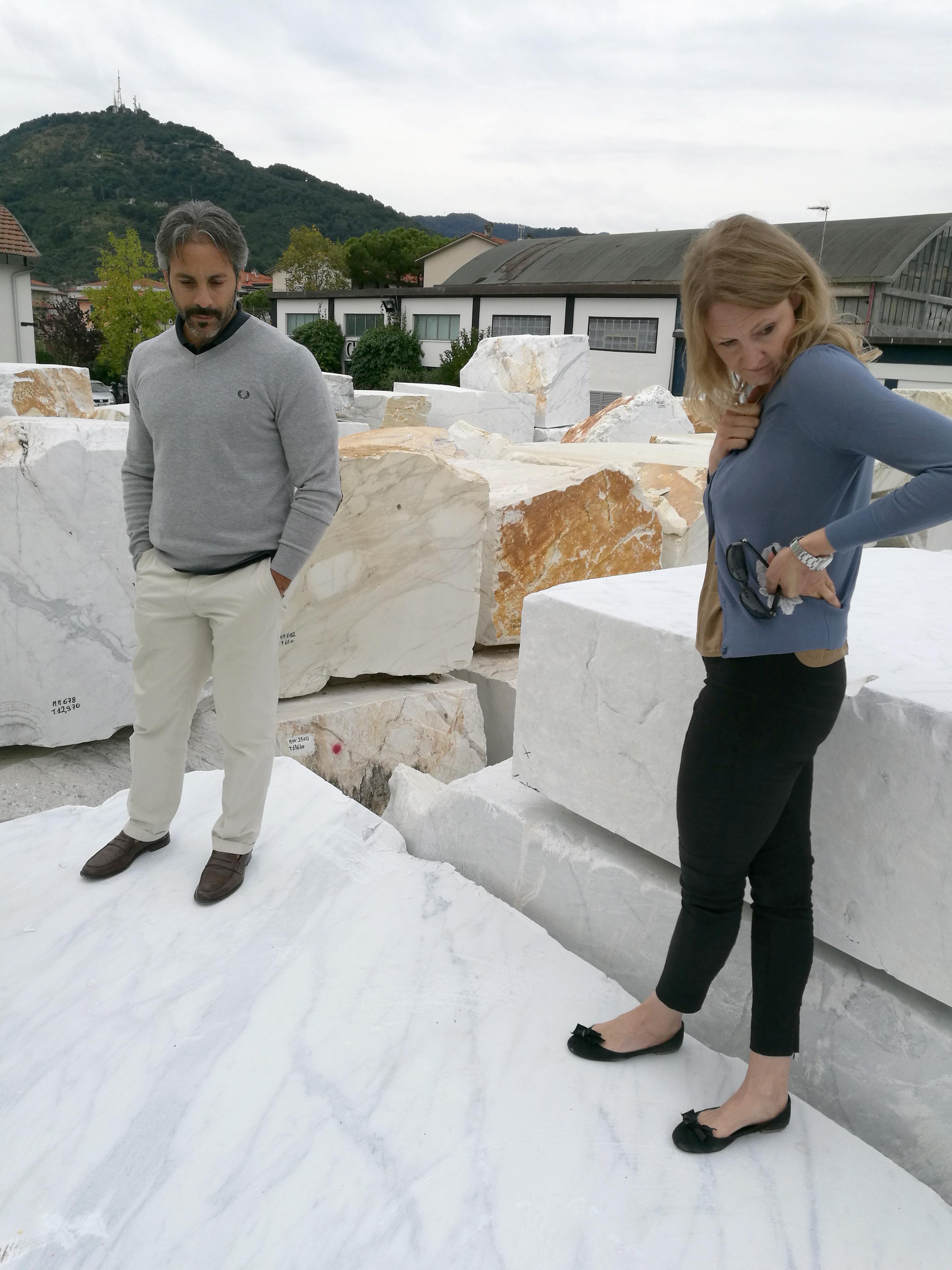 Vase/Gefäß Dekorative Skulptur Abstrakter weißer Carrara-Marmor Handgeschnitzt  im Angebot 6
