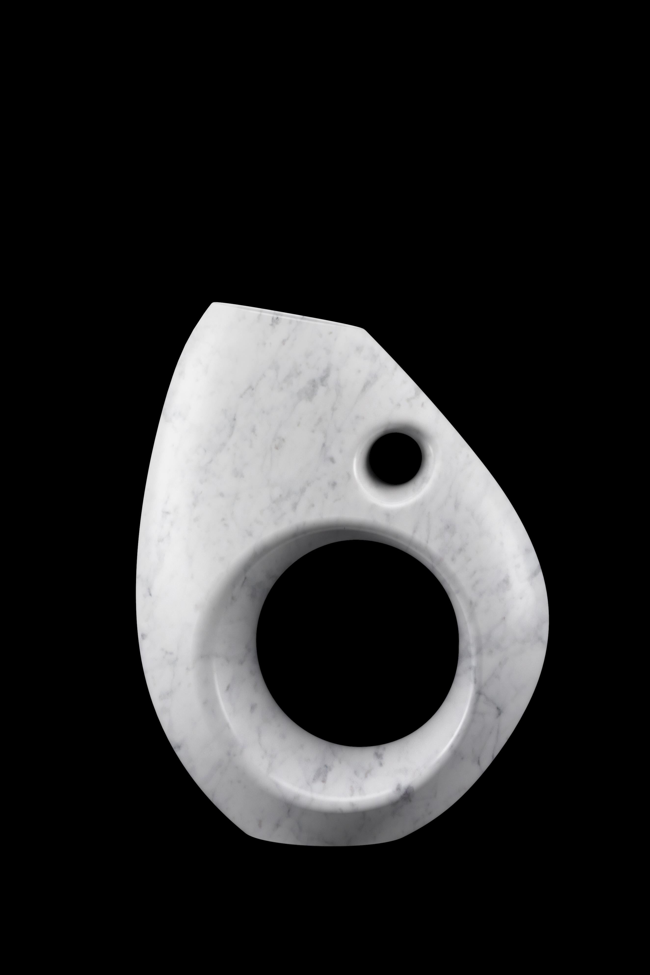 Bedeutende skulpturale Vase, von Hand aus einem massiven Block aus weißem Carrara-Marmor gehauen. 

Abmessungen der Vase: L 39 B 16,5, H 50 cm. Erhältlich in verschiedenen Marmorsorten, Onyx und Quarzit.  

Limitierte Auflage von 35 Stück.

Jede
