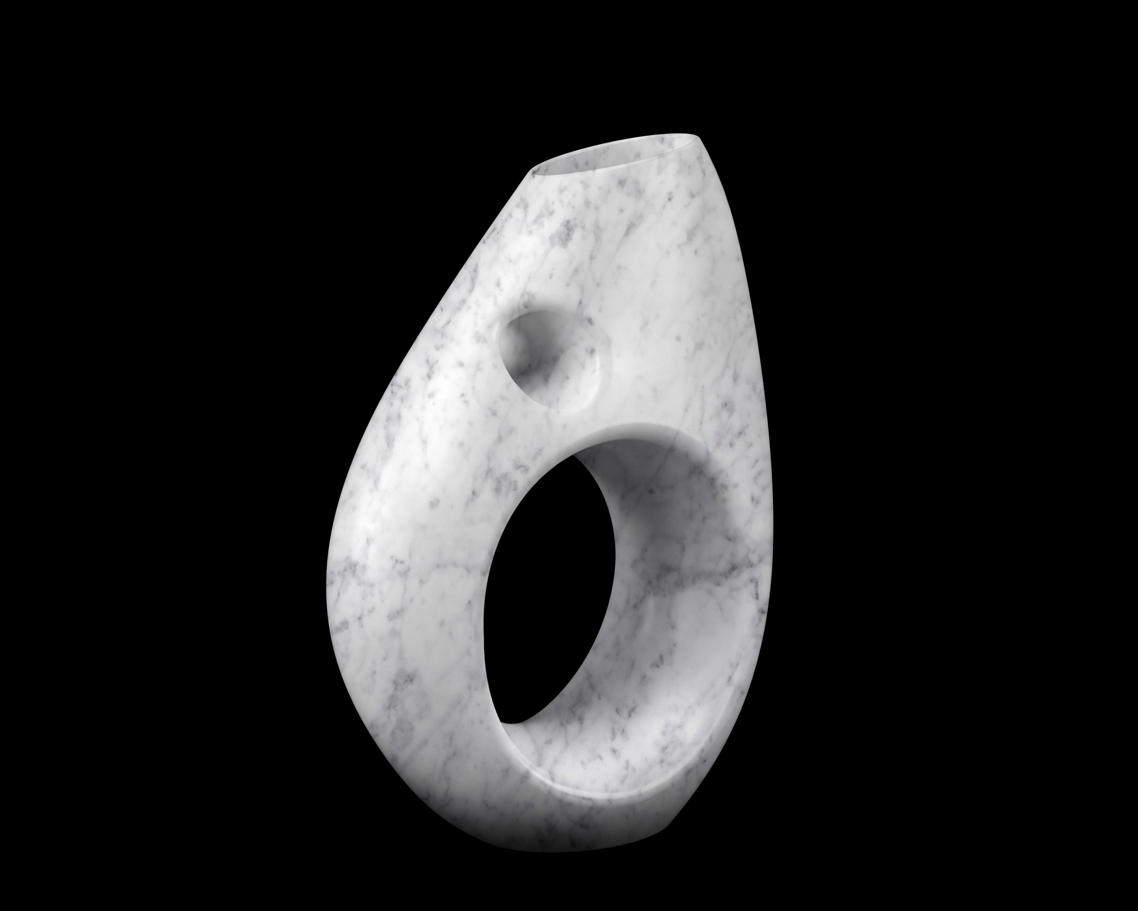 Vase/Gefäß Dekorative Skulptur Abstrakter weißer Carrara-Marmor Handgeschnitzt (Moderne) im Angebot