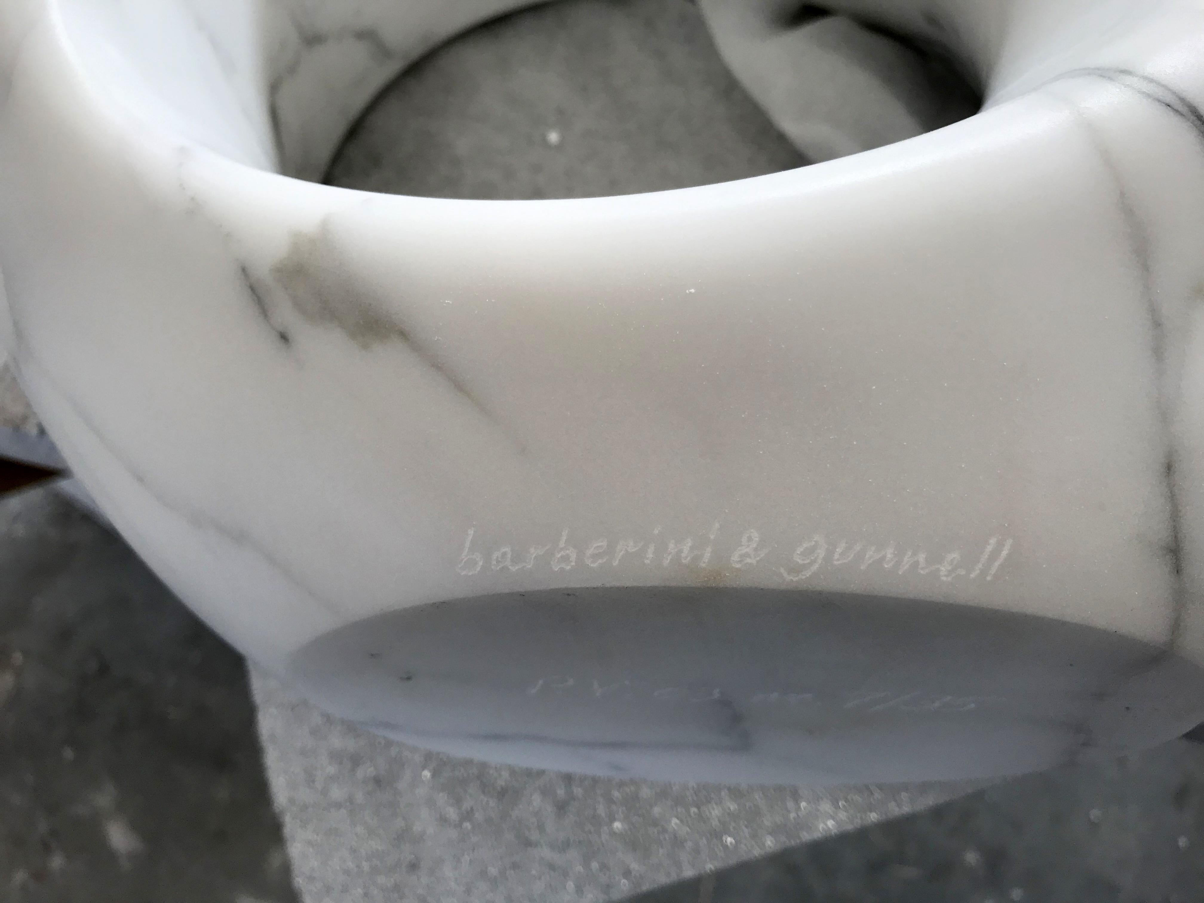 Vase/Gefäß Dekorative Skulptur Abstrakter weißer Carrara-Marmor Handgeschnitzt  (Handgefertigt) im Angebot