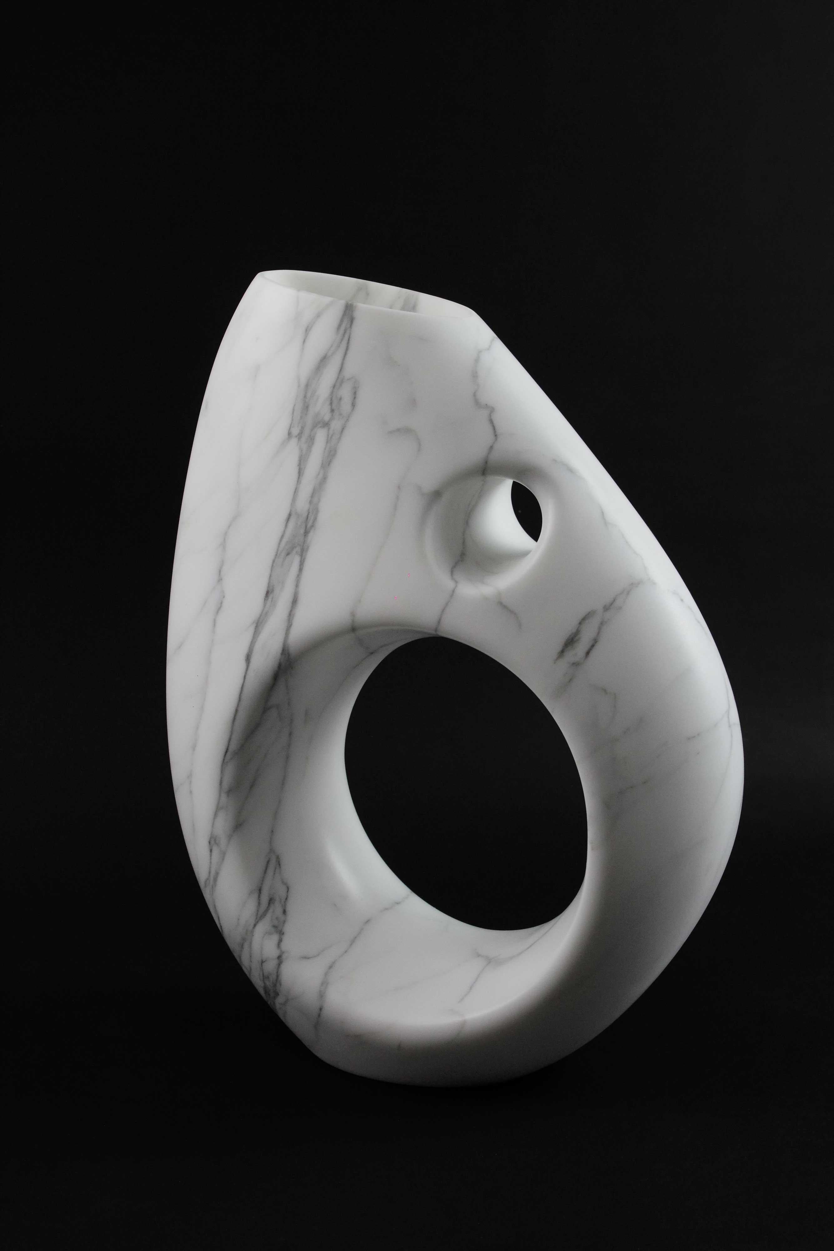 Moderne Vase Sculpture décorative abstraite en marbre statuaire blanc sculpté à la main  en vente