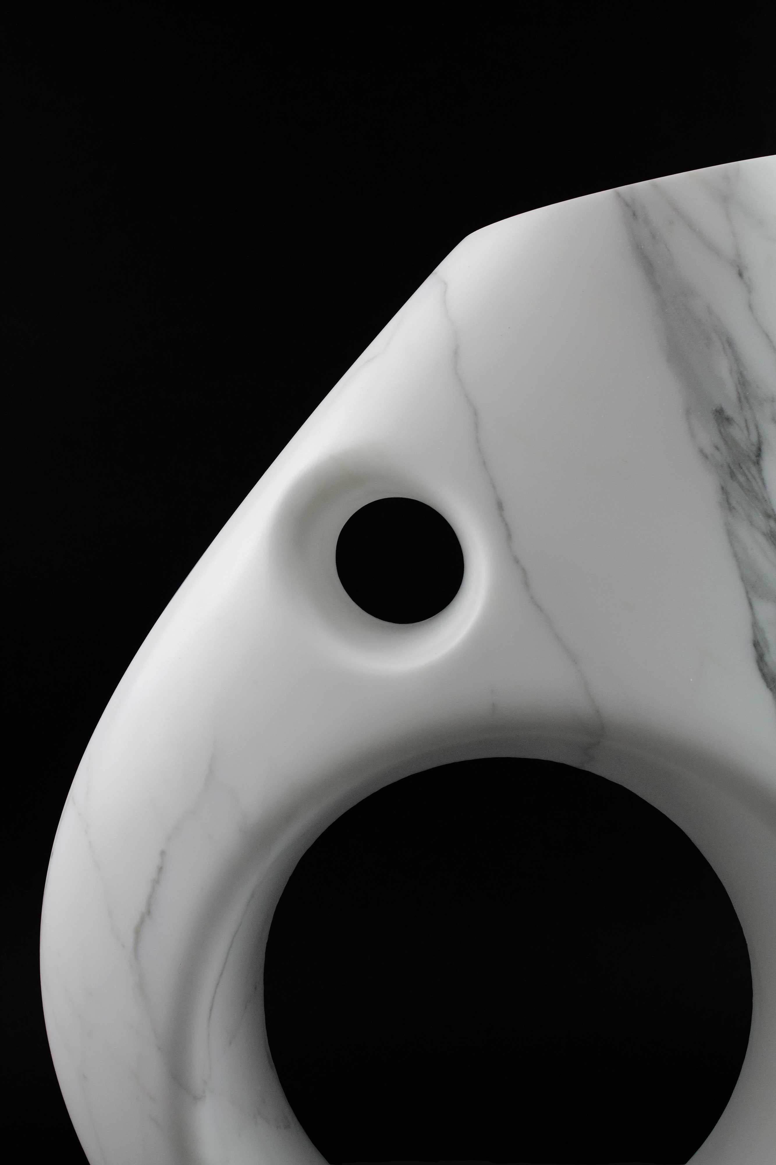 italien Vase Sculpture décorative abstraite en marbre statuaire blanc sculpté à la main  en vente