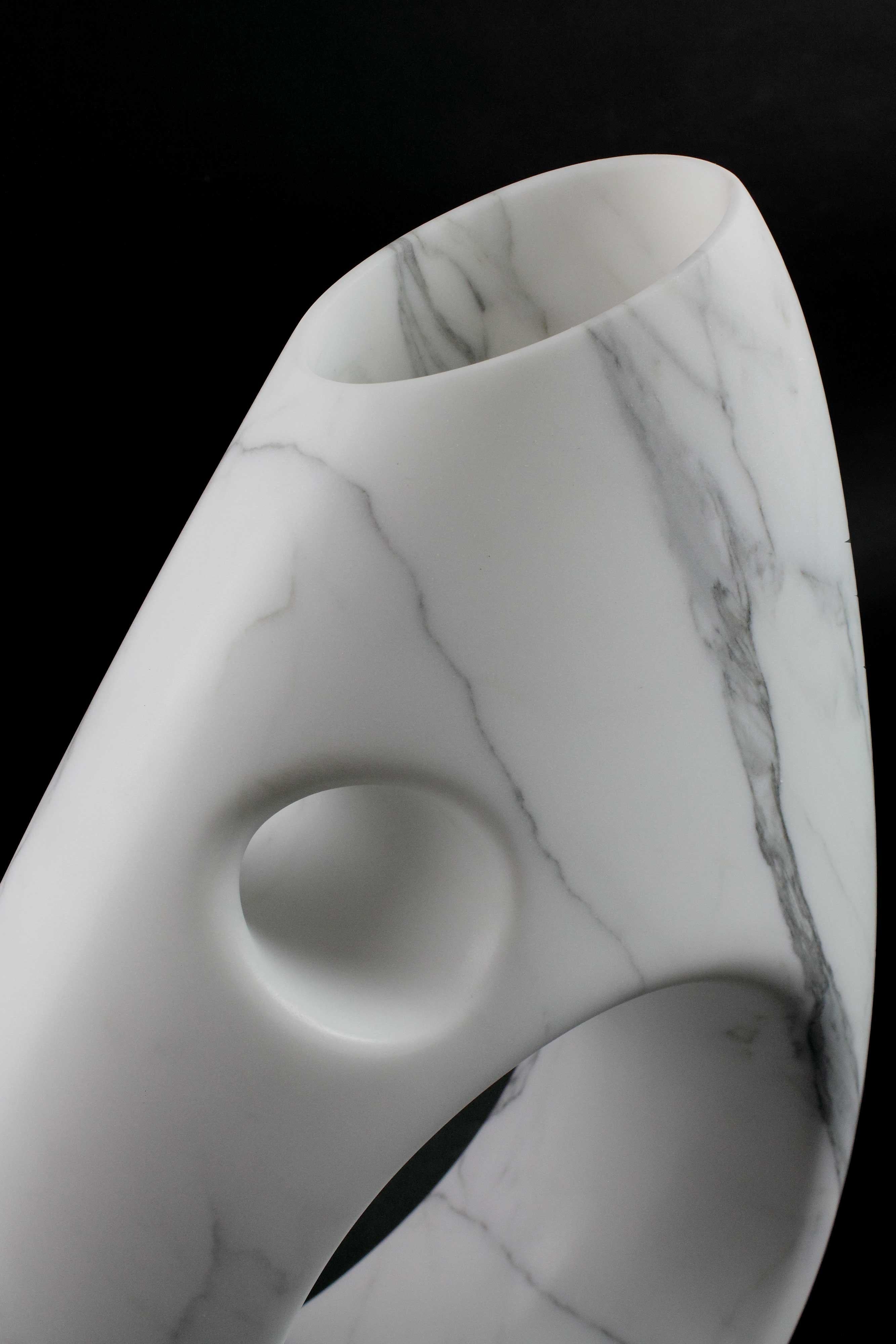 Sculpté à la main Vase Sculpture décorative abstraite en marbre statuaire blanc sculpté à la main  en vente