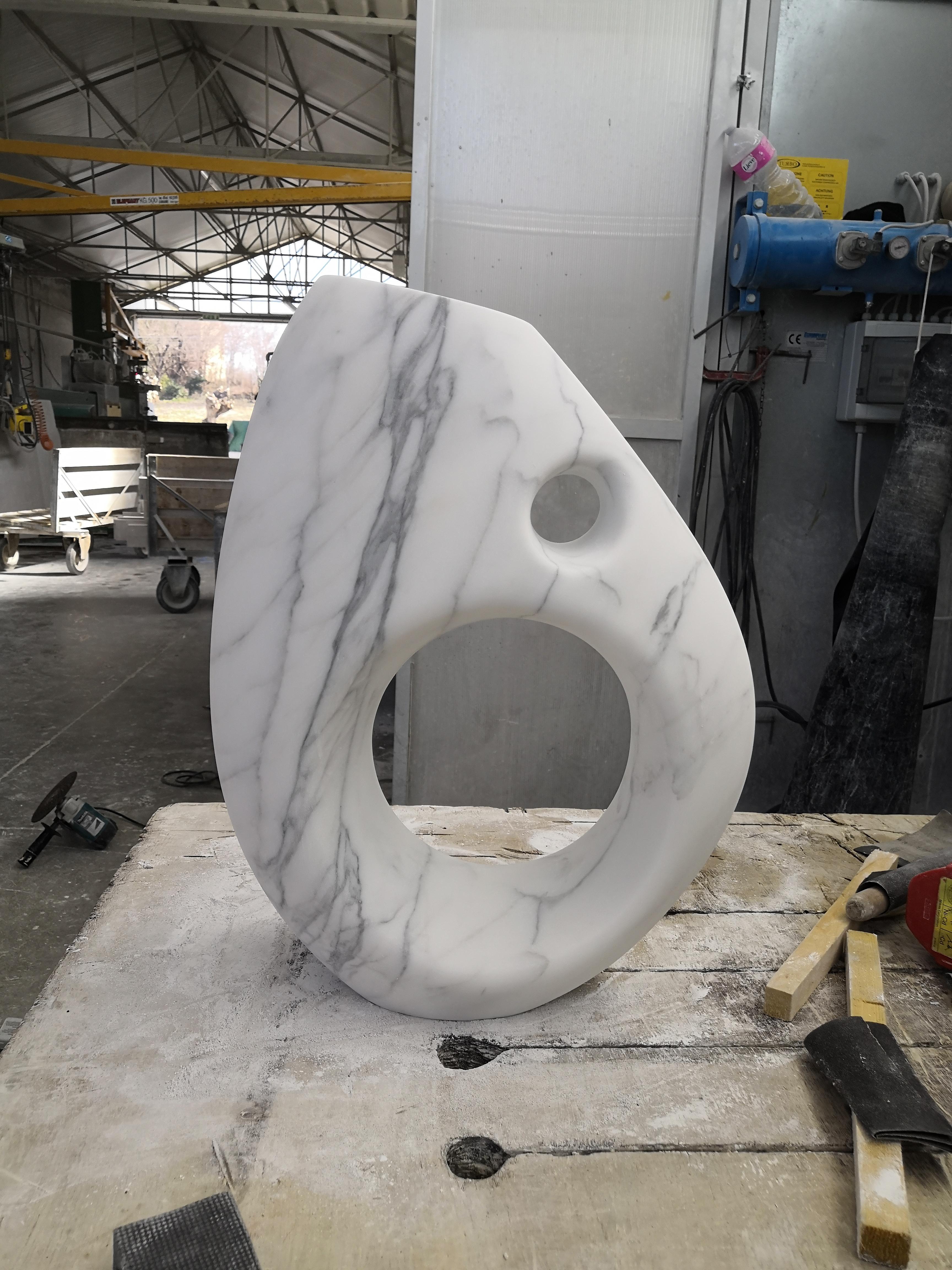Marbre Vase Sculpture décorative abstraite en marbre statuaire blanc sculpté à la main  en vente