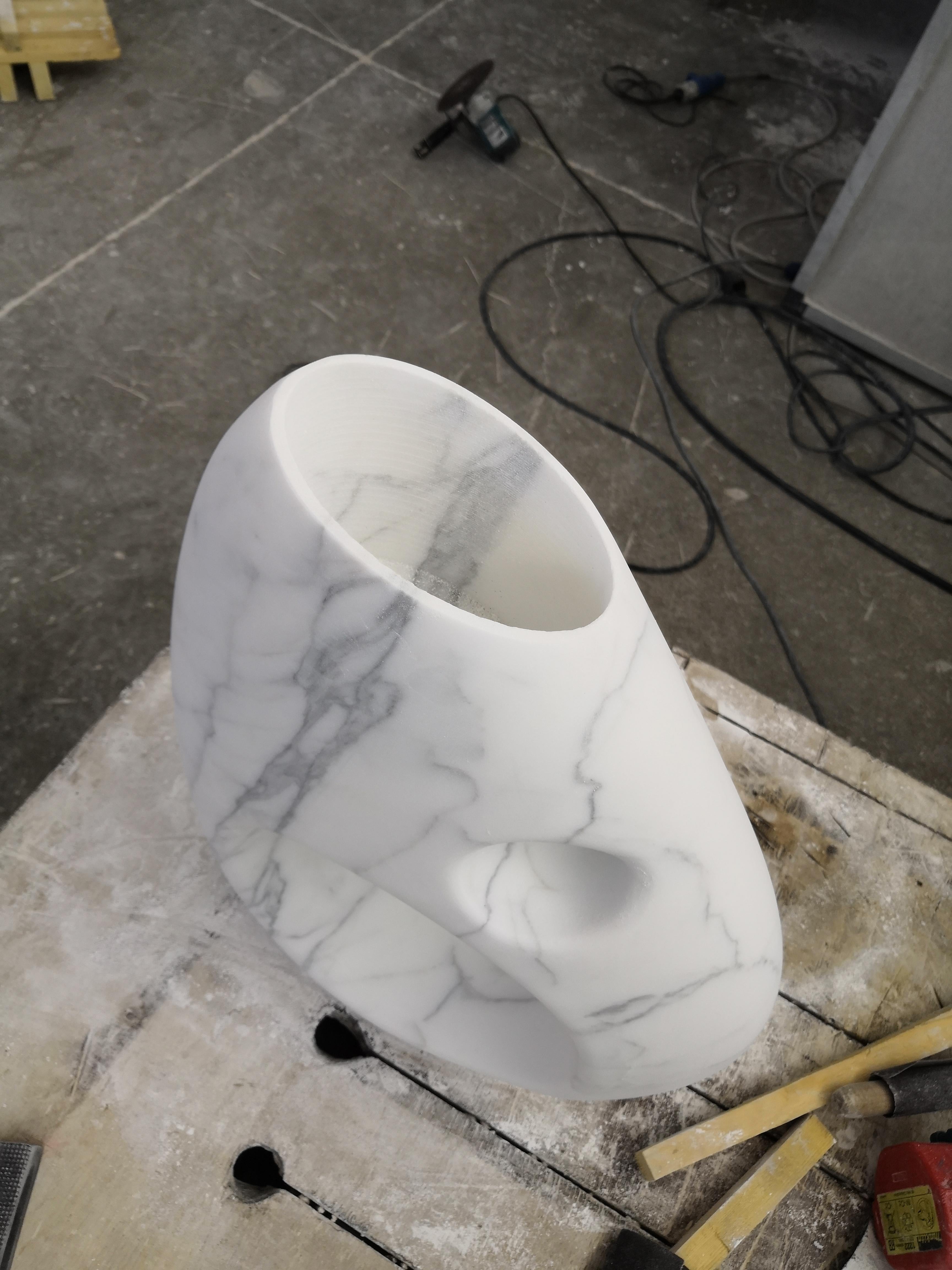 Vase Sculpture décorative abstraite en marbre statuaire blanc sculpté à la main  en vente 1
