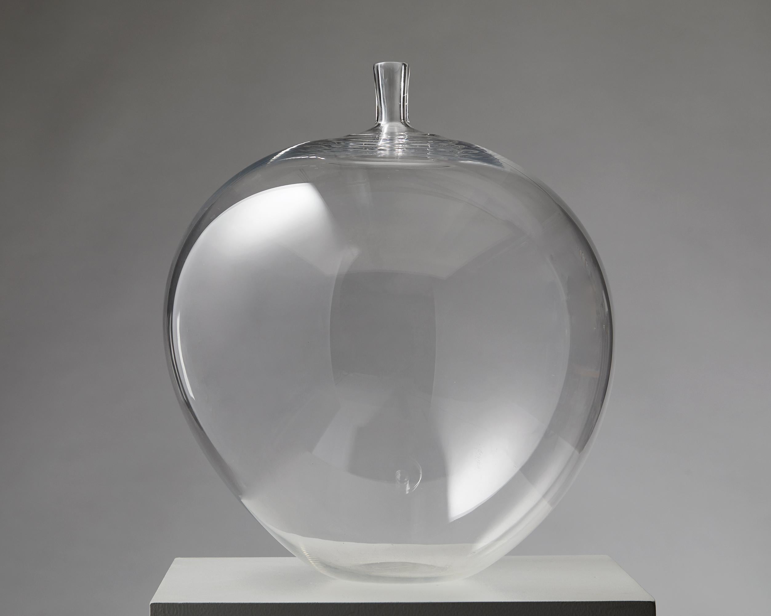 Vase/sculpture ‘The Apple’ designed by Ingeborg Lundin for Orrefors, 
Sweden, 1957.

Glass.

Signed and numbered 32 57.
 