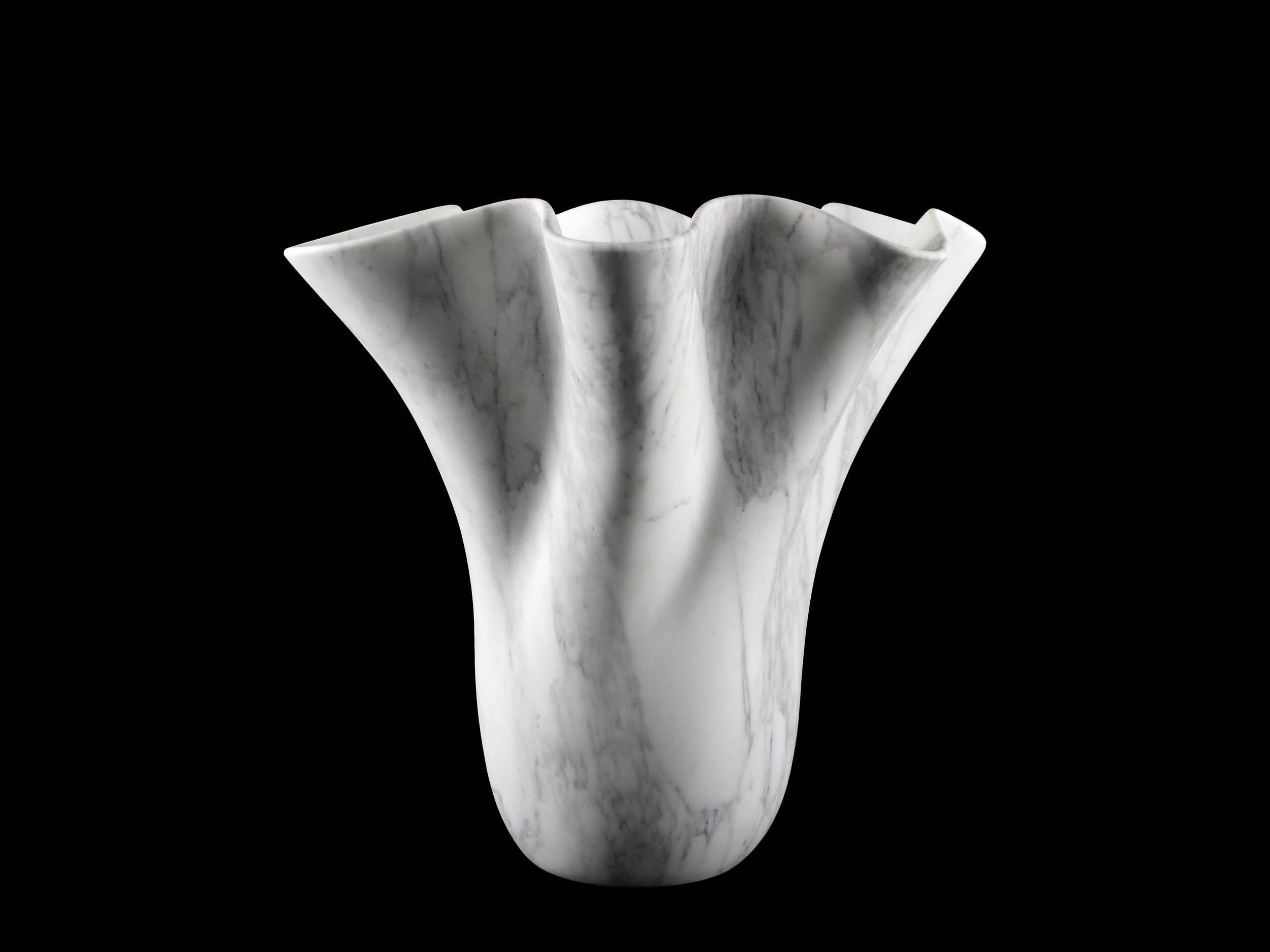 Marmorvase Dekorative Skulptur Weißer Arabescato-Marmor Handgefertigt Italien im Angebot 3