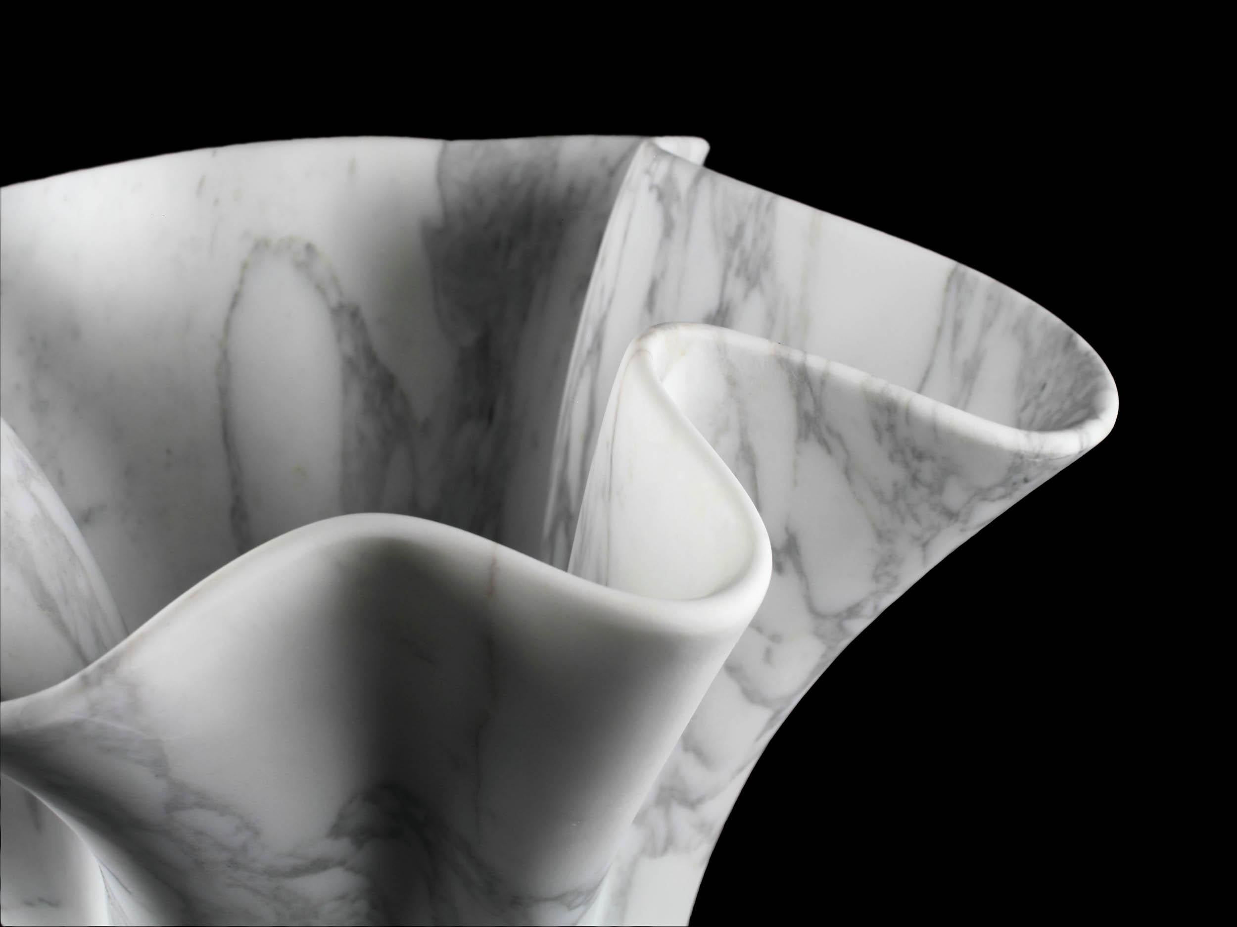 Vase sculpture de forme organique en marbre blanc Arabescato faite à la main, Italie en vente 6