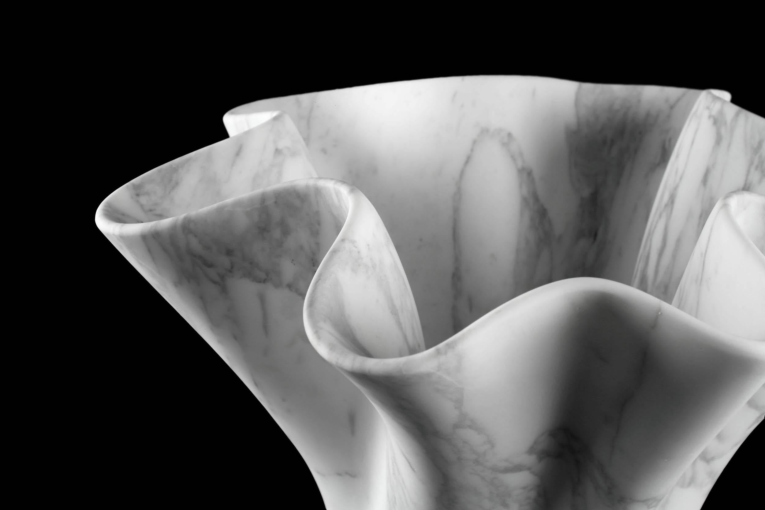 Vase/Gefäß-Skulptur in organischer Form aus weißem Arabescato-Marmor, handgefertigt, Italien im Angebot 8