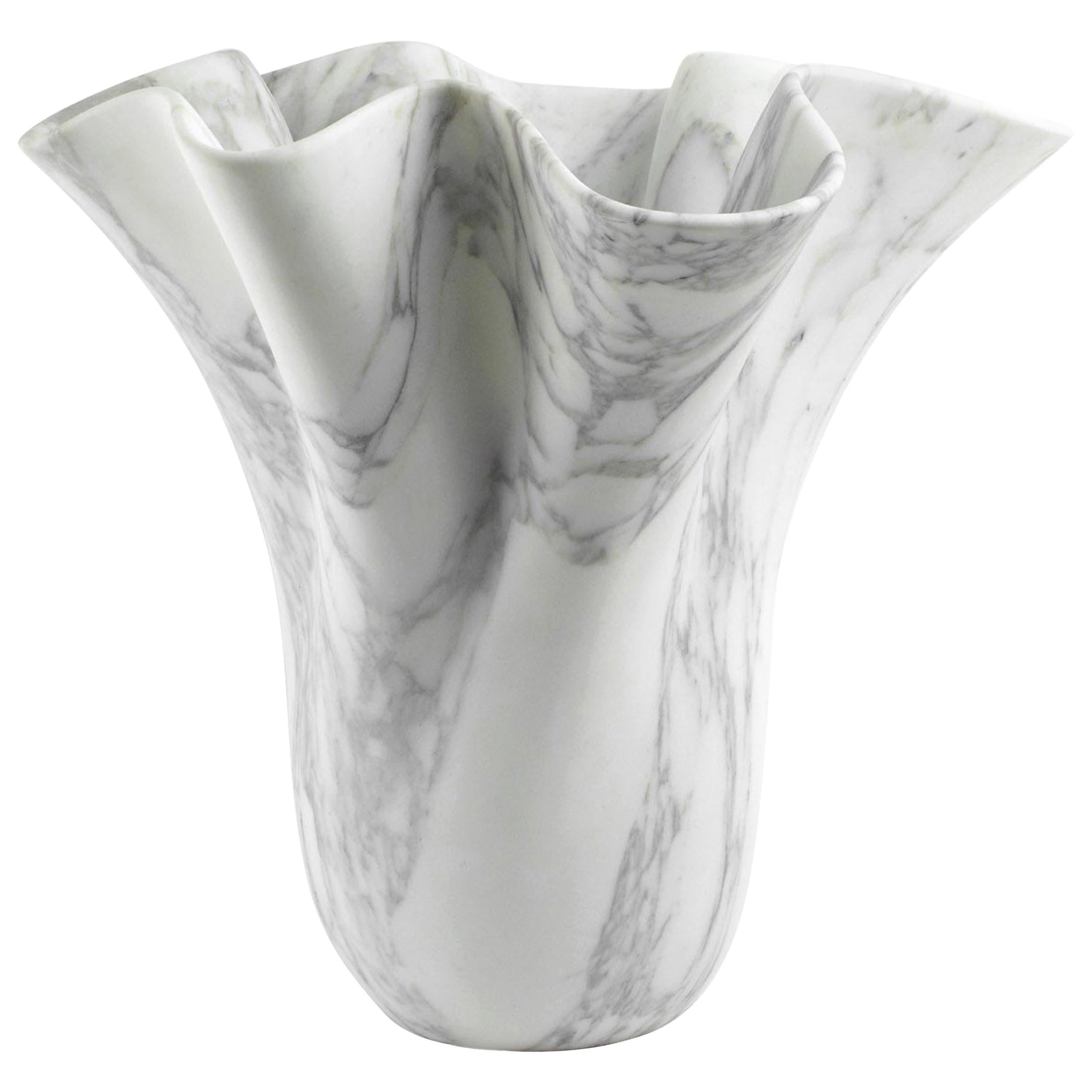 Vase/Gefäß-Skulptur in organischer Form aus weißem Arabescato-Marmor, handgefertigt, Italien im Angebot