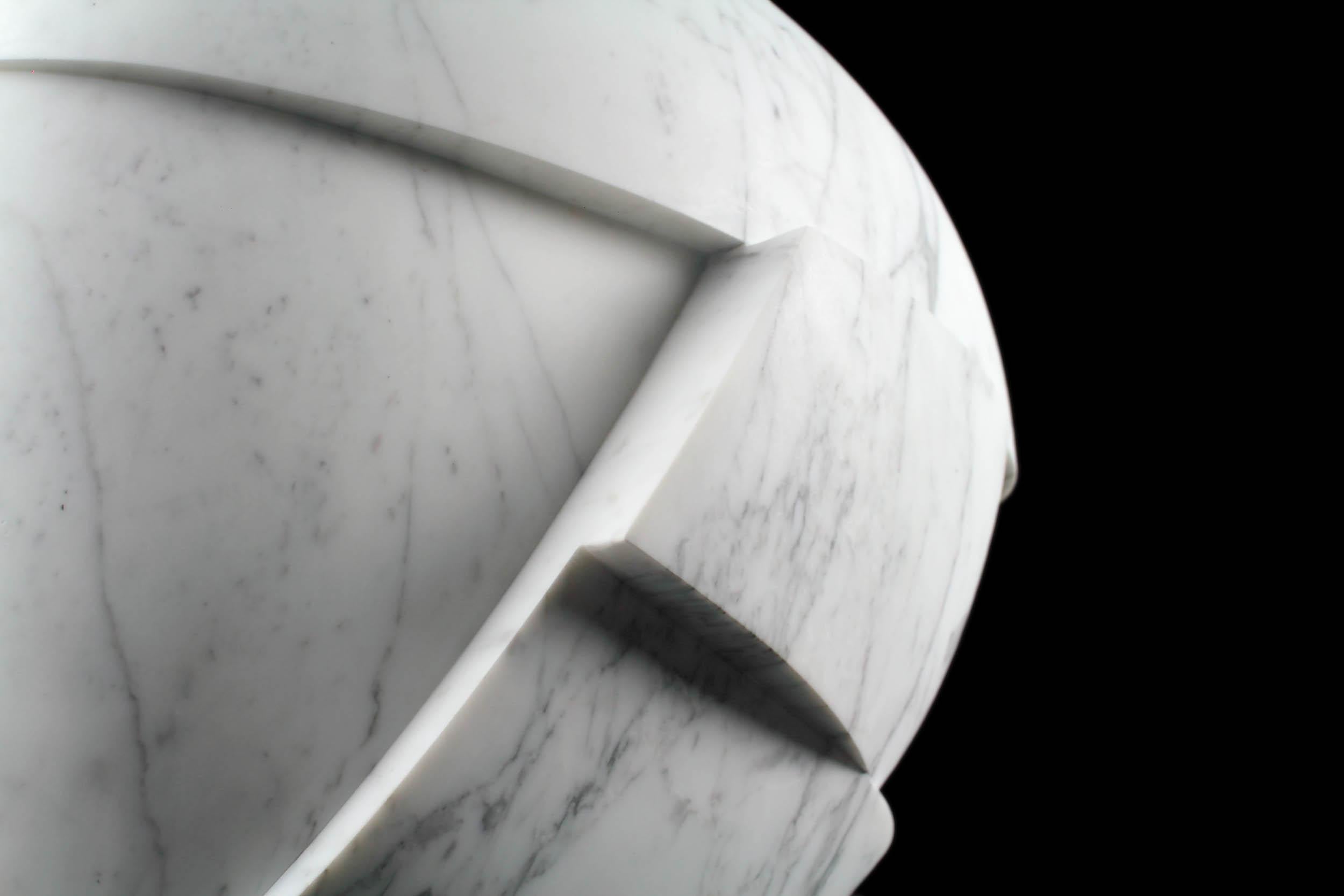 Gefäß-Dekor-Skulptur aus weißem Bildhauermarmor, geometrisch, handgeschnitzt im Angebot 4