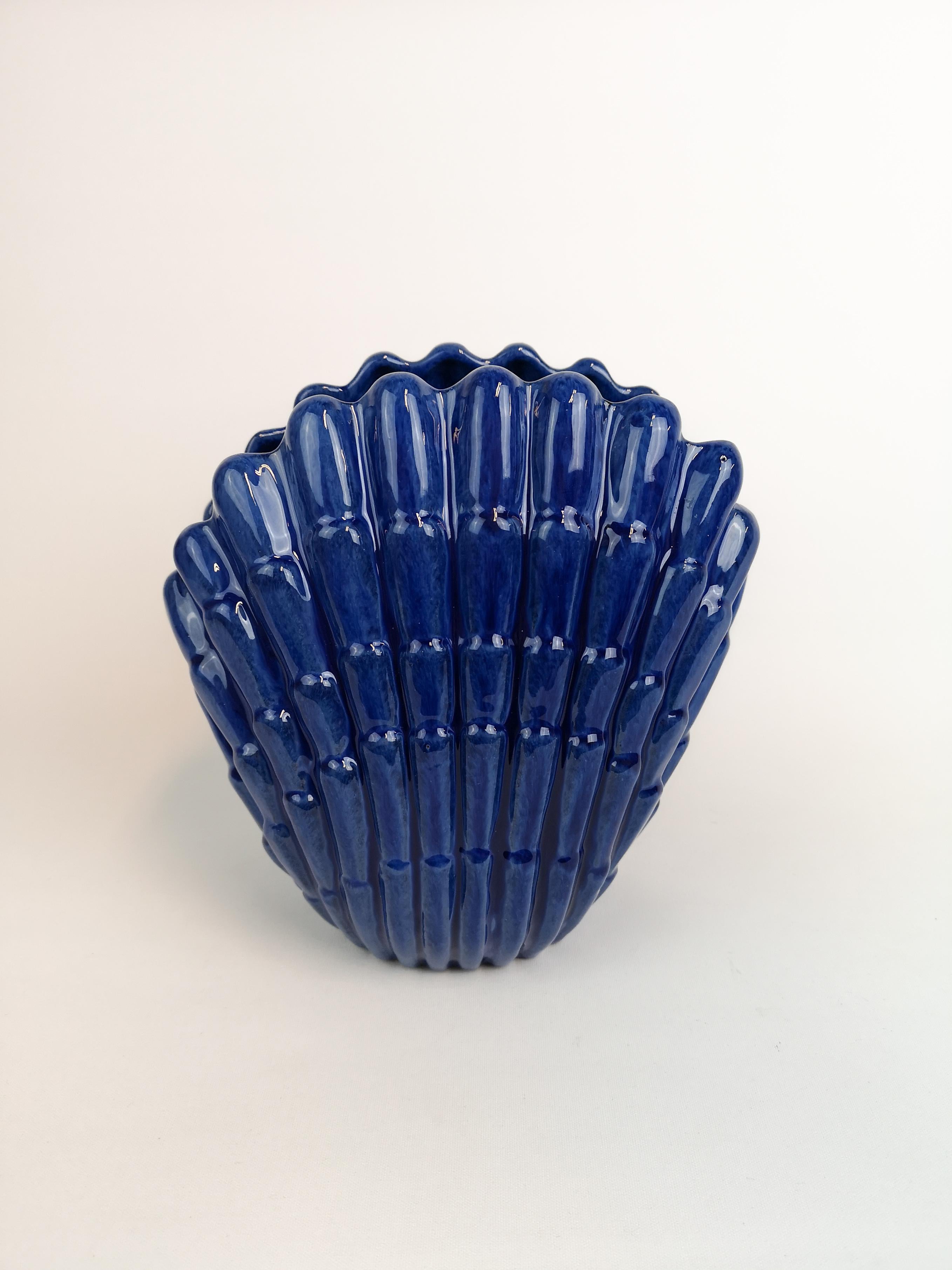 Incredible vase created by Vicke Lindstrand Ekeby, Sweden in late 1940s. The seashell vase is made in ceramic and has a wonderful blue glaze to cover the front.

Excellent condition.


Measures: H 24 cm, W 23 cm.