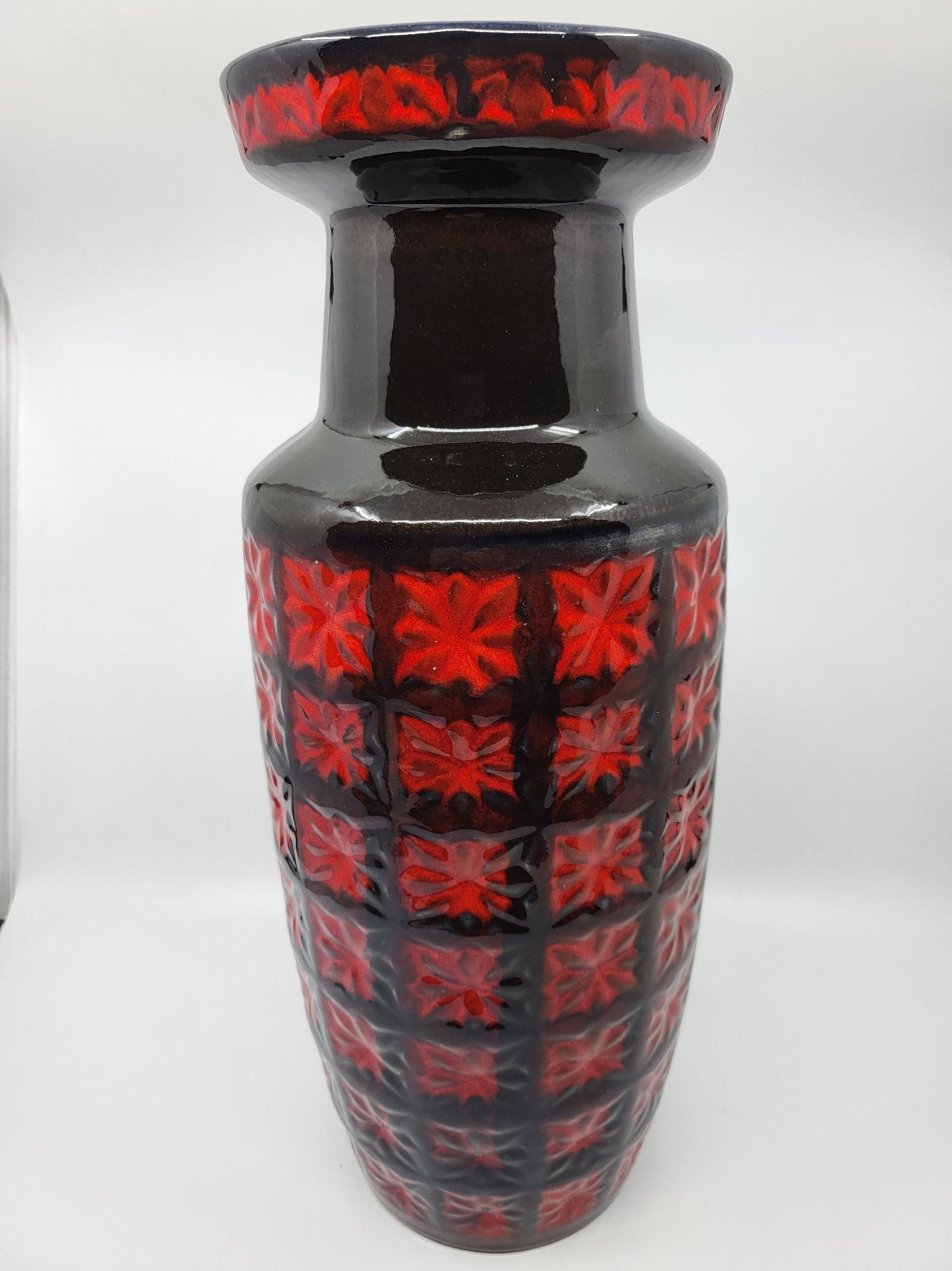 Vaso Sheurich Keramik di dimensioni molto grandi, con un fondo nero a motivi etnici ruvidi con il fondo interno di colore blu scuro.
Le rouge est très vif.
En bon état aucun fêles ni grenures, quelques usures visible sur les photos
