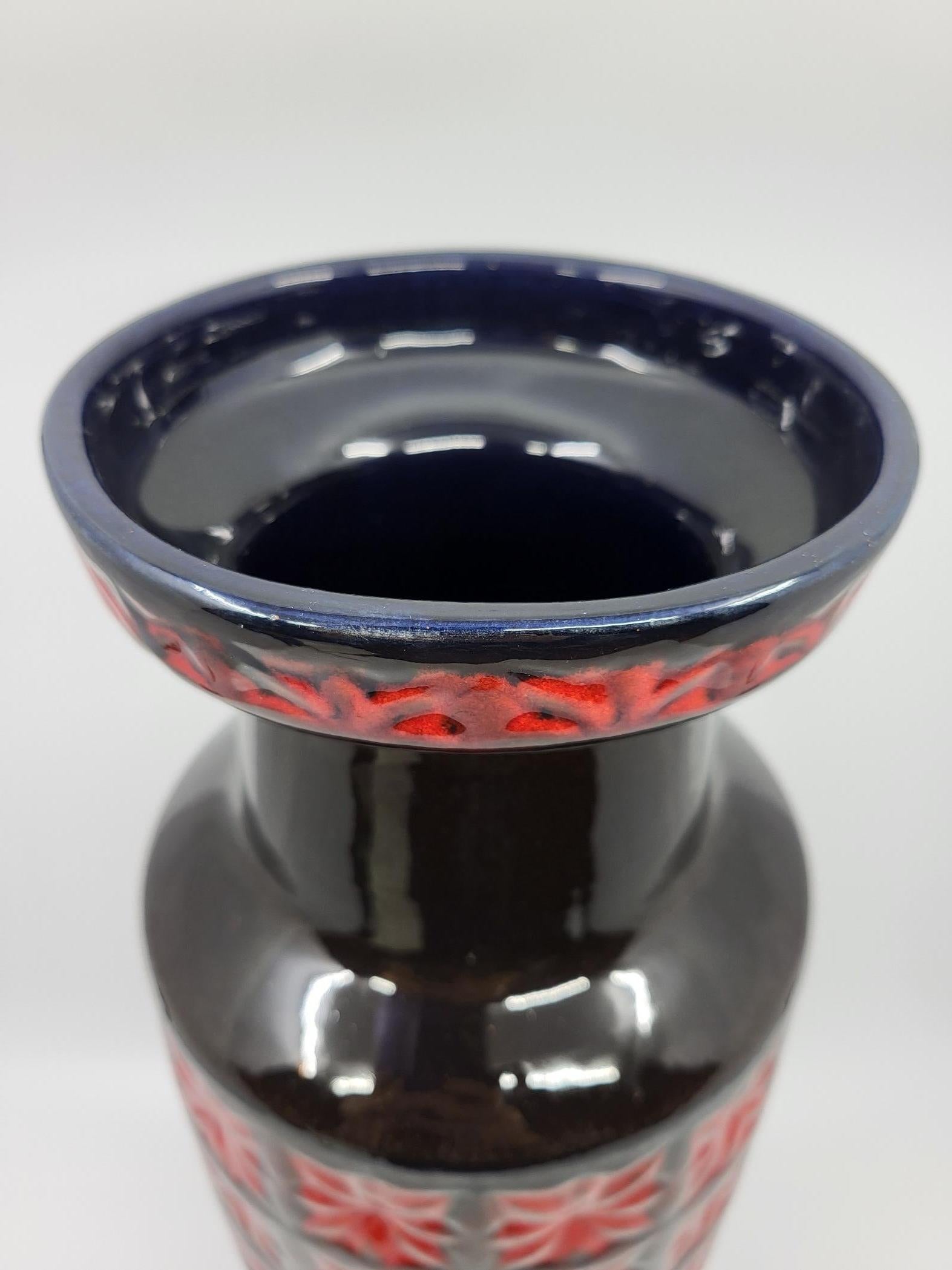 International Style Vaso Sheurich Keramik Germania Ovest in céramique rouge noire bleue Allemagne 1970 in vendita