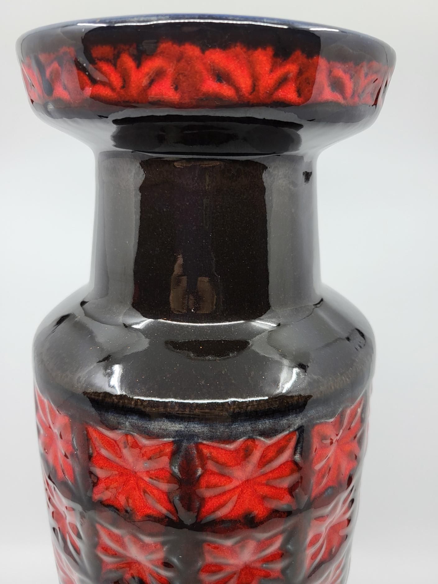 Tedesco Vaso Sheurich Keramik Germania Ovest in céramique rouge noire bleue Allemagne 1970 in vendita