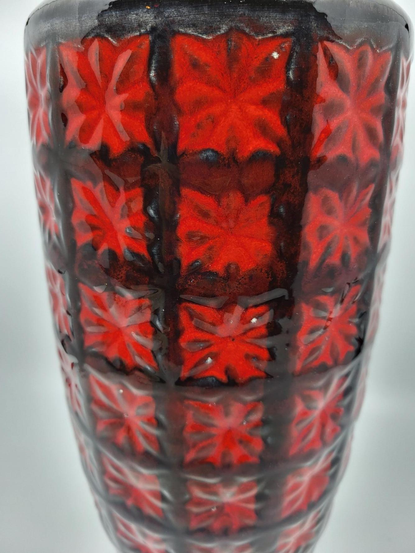 Smaltato Vaso Sheurich Keramik Germania Ovest in céramique rouge noire bleue Allemagne 1970 in vendita