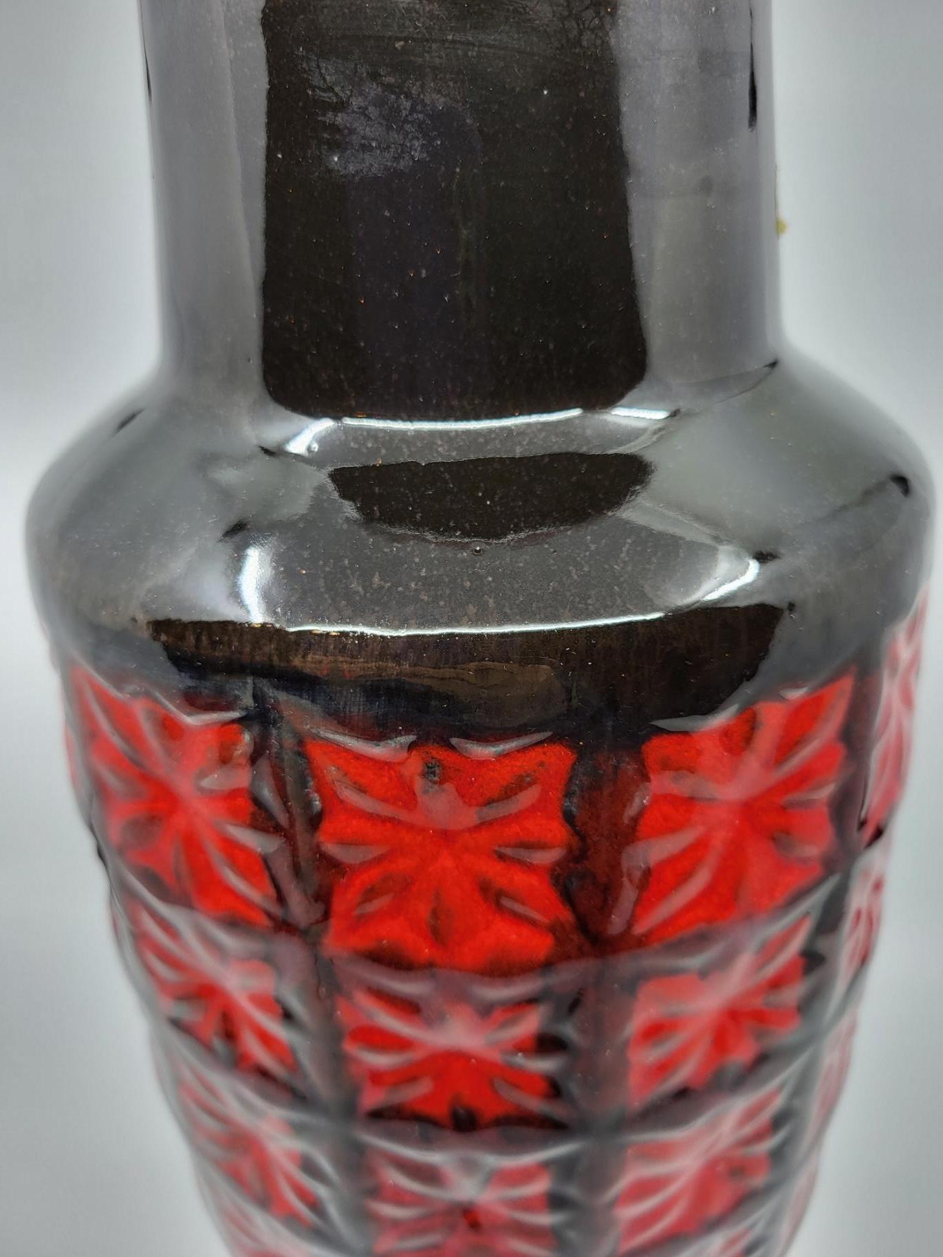 Vaso Sheurich Keramik Germania Ovest in céramique rouge noire bleue Allemagne 1970 In condizioni buone in vendita a London, England