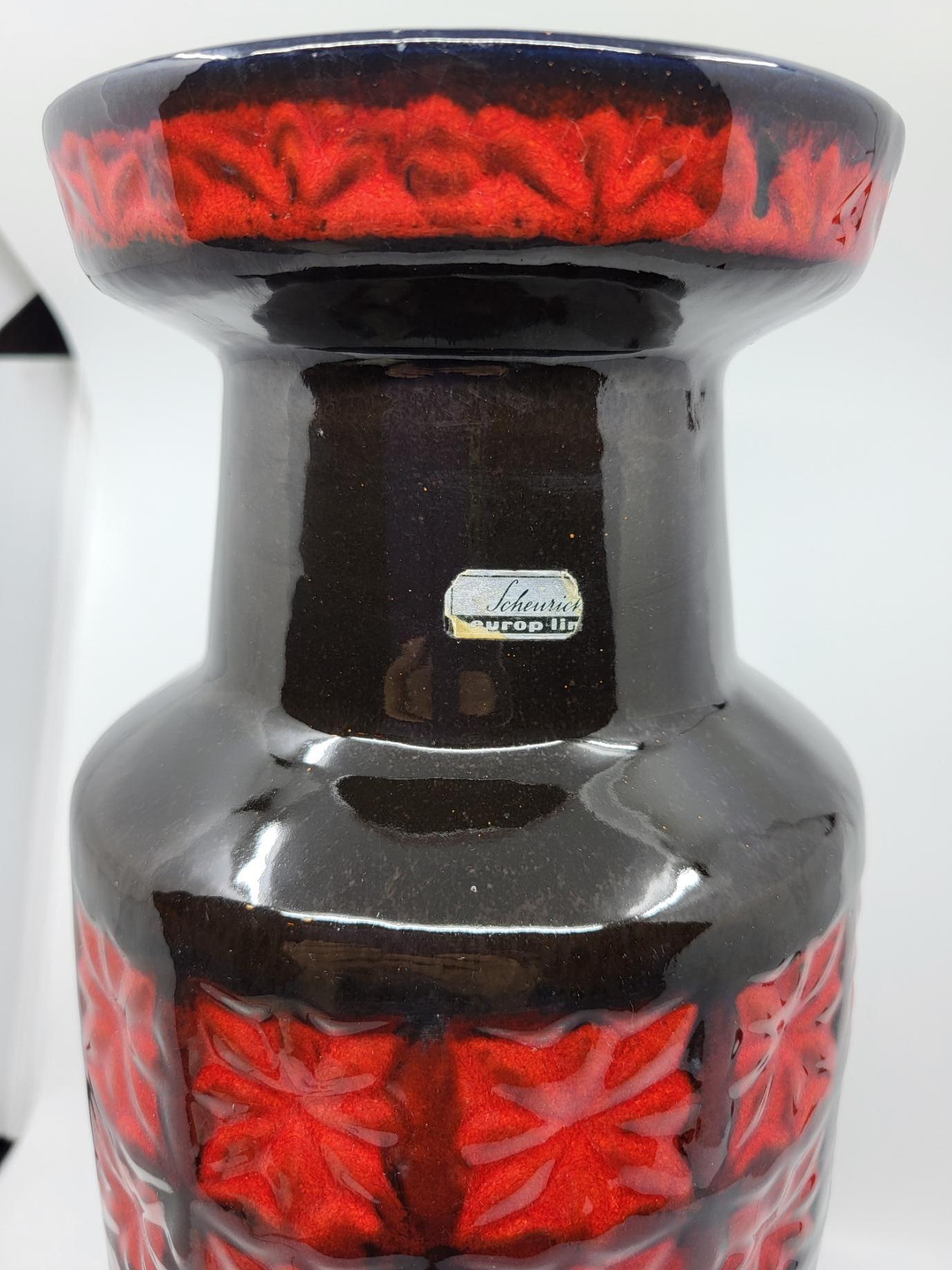 Fine XX secolo Vaso Sheurich Keramik Germania Ovest in céramique rouge noire bleue Allemagne 1970 in vendita