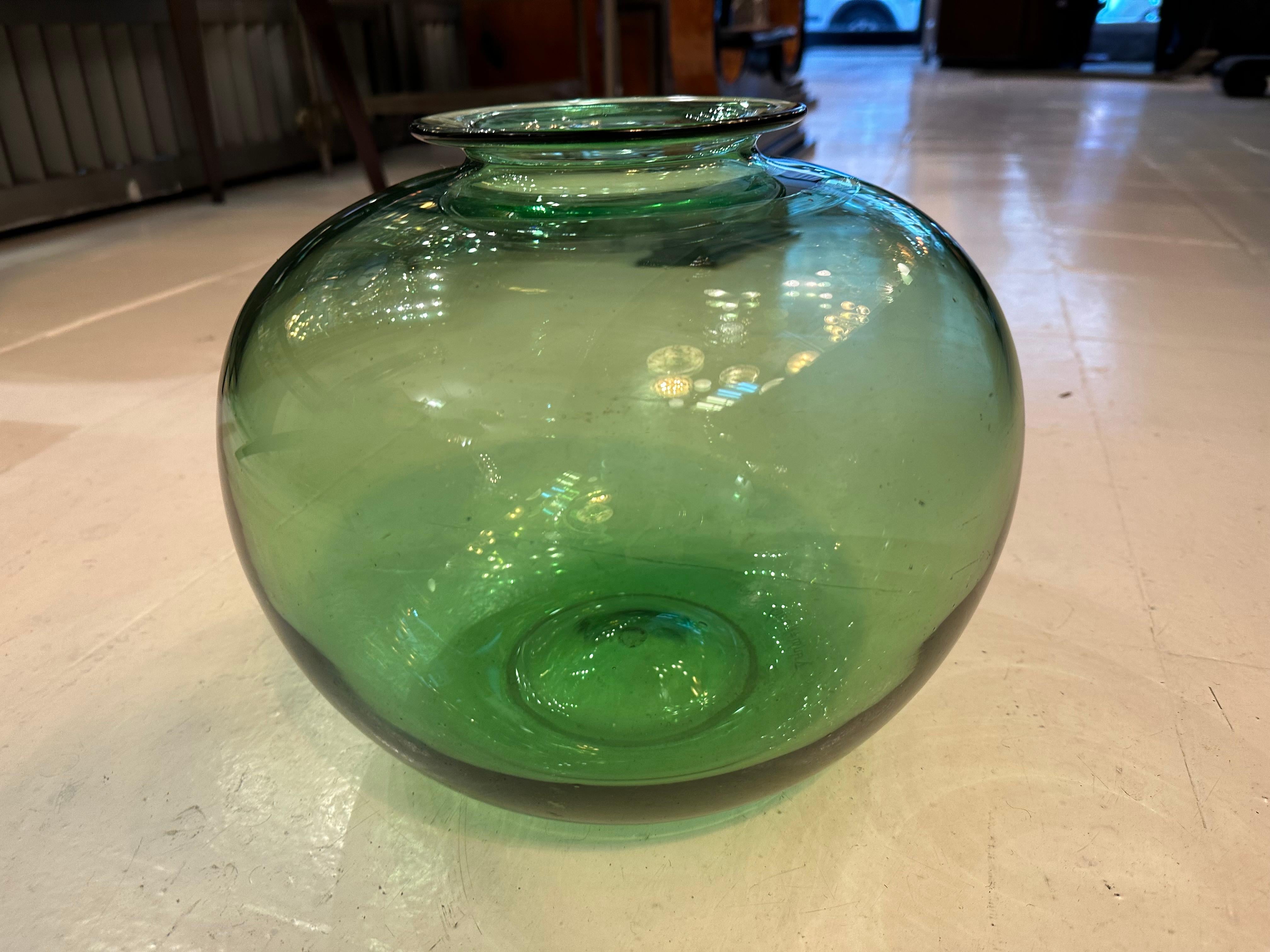 Firma: Daum Nancy 
vetro con applicazioni
Daum è il nome di una fabbrica fondata nel 1875 nella città di Nancy, in Francia. Quando il notaio Jean Daum divenne proprietario di una fornace industriale, quella di Nancy Glass, per espropriare i