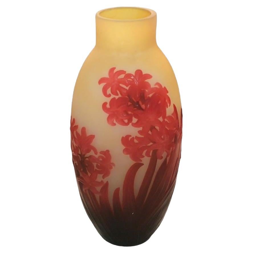 Vase, Signe : Gallé, Style : Jugendstil, Art Nouveau ( Décoration Jacinthes) en vente