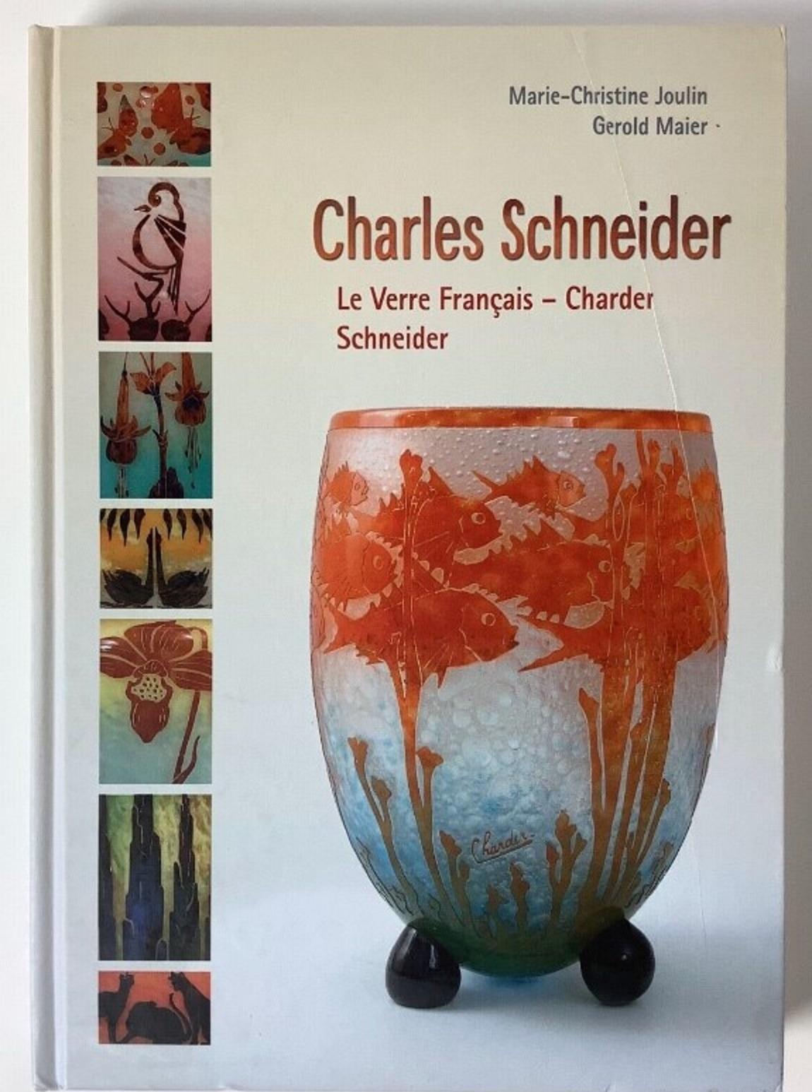Vase Signe : Le Verre Français 
acide travaillé
Le verre à camée Le Verre était une ligne distincte de verre d'art conçue par Charles Schneider. Sa production s'est faite en même temps que celle des lunettes conçues par Schneider entre 1918 et 1933.