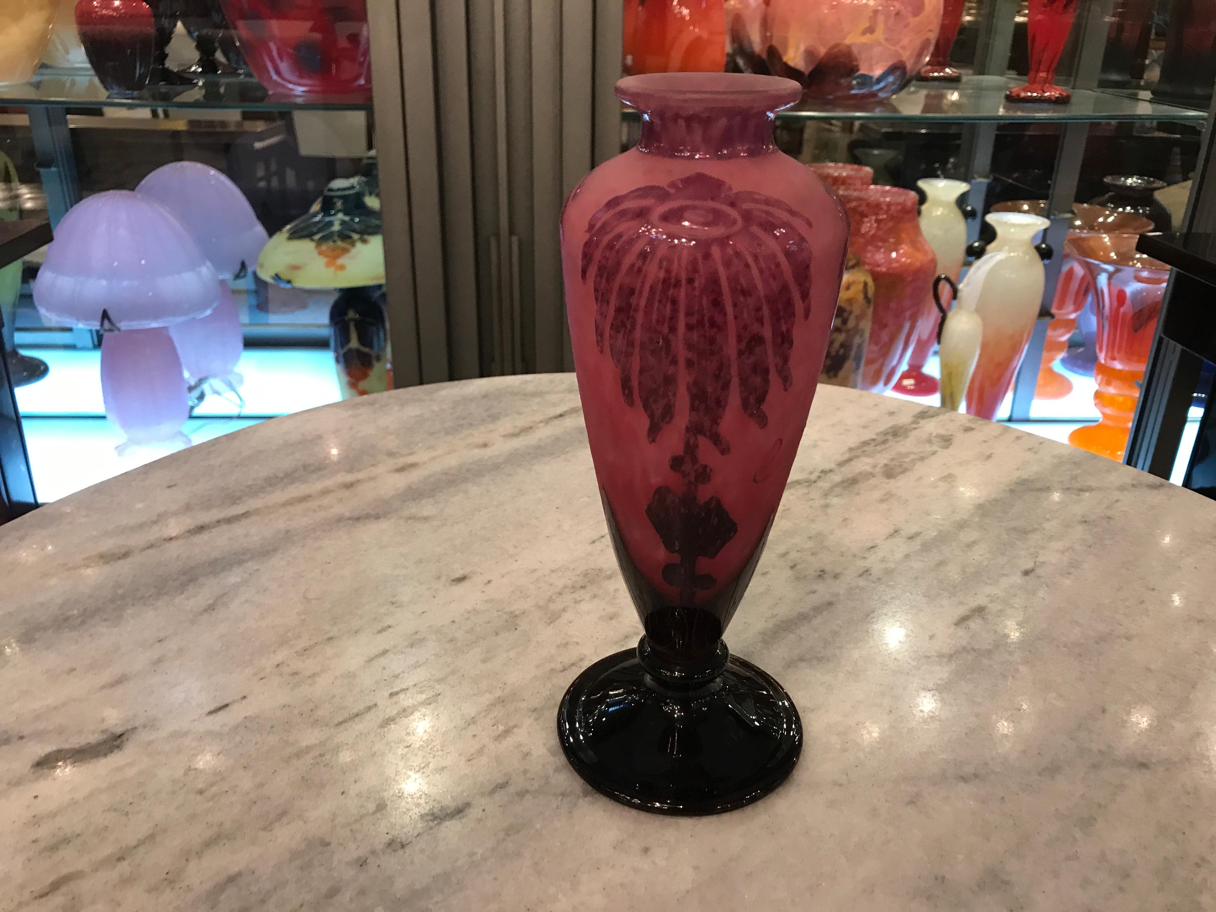 Vase, Signe : Le Verre Francais ( Fleurs Dahlias), Style : Art Nouveau, Liberty en vente 1