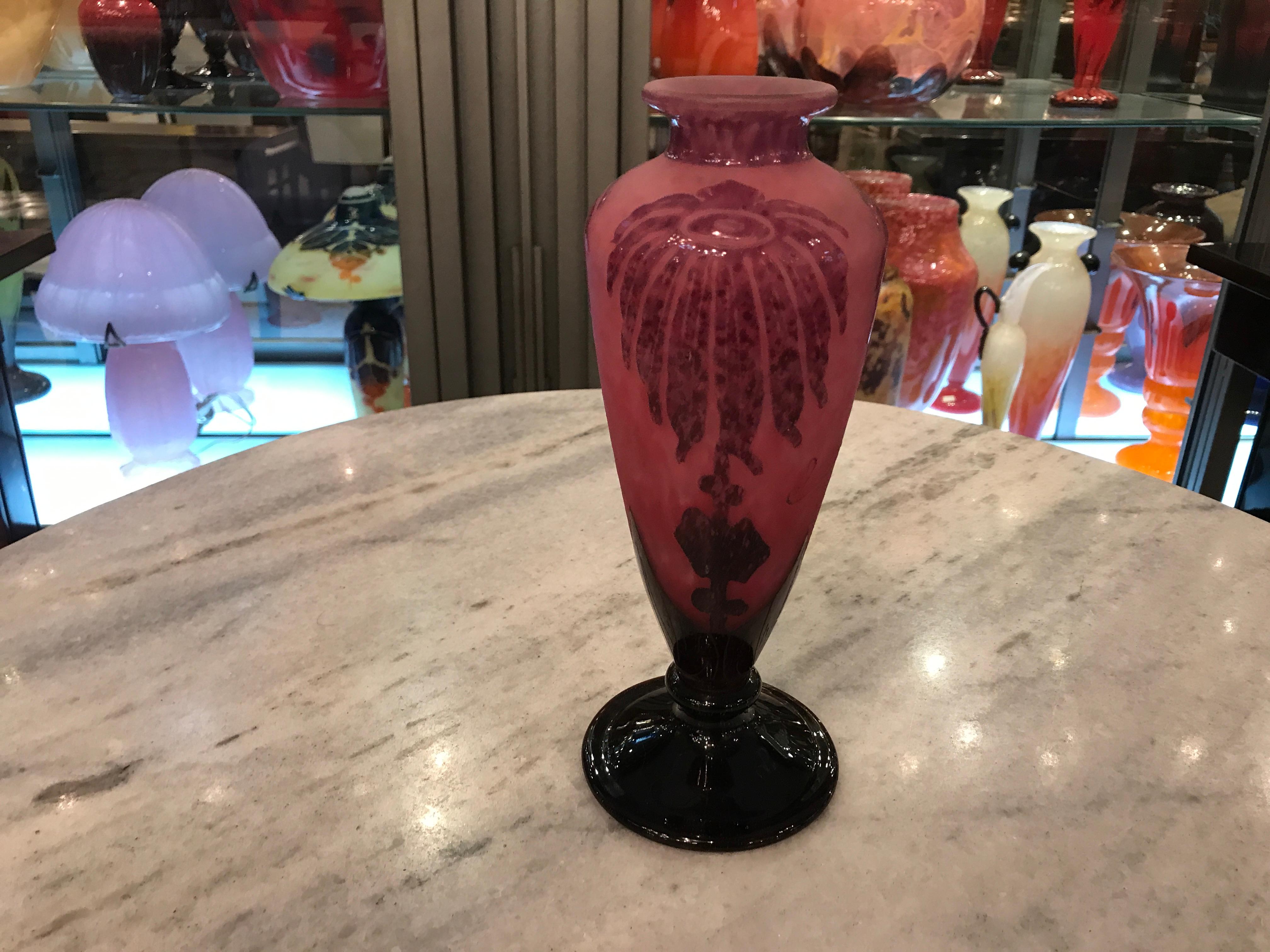 Vaso, Segno: Le Verre Francais ( Fiori Dahlias), Stile: Art Nouveau, Liberty in vendita 2
