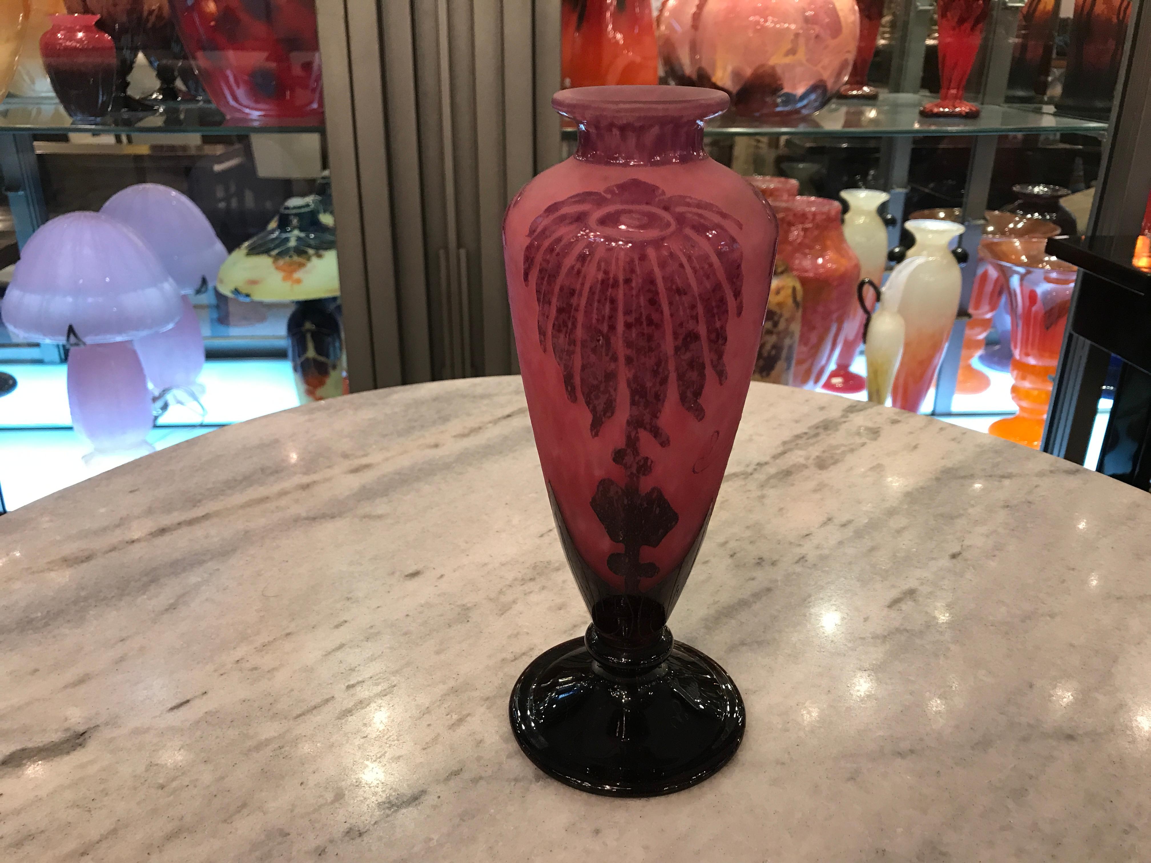 Vase, Signe : Le Verre Francais ( Fleurs Dahlias), Style : Art Nouveau, Liberty en vente 2