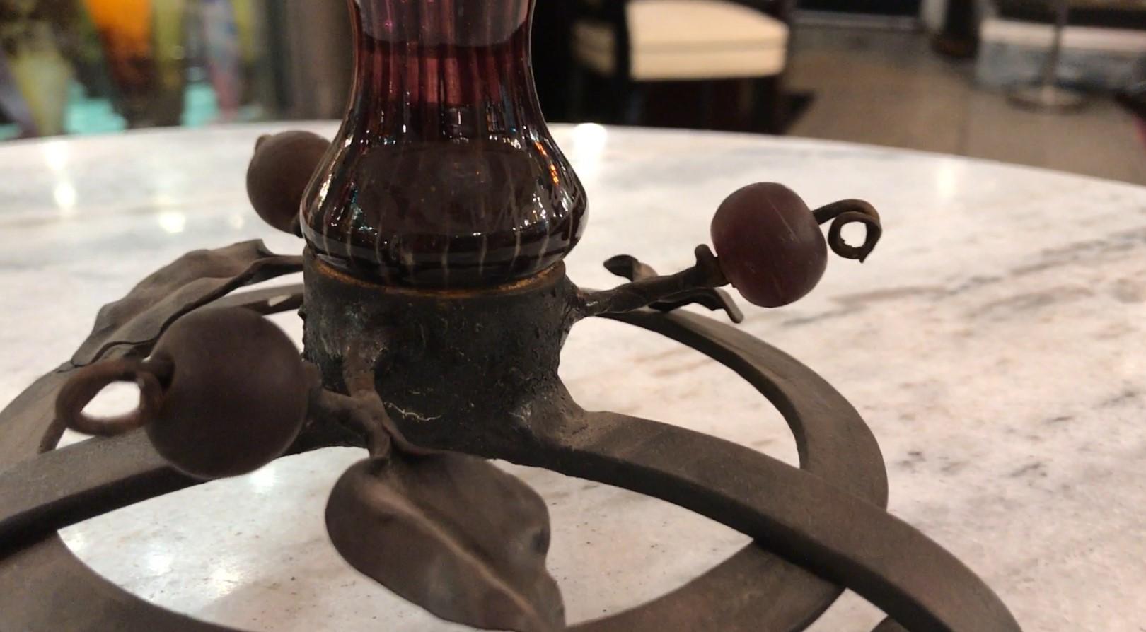 Verre d'art  Vase signe : Noir Avec pied en fer et application (Coupe à pied noir) France en vente