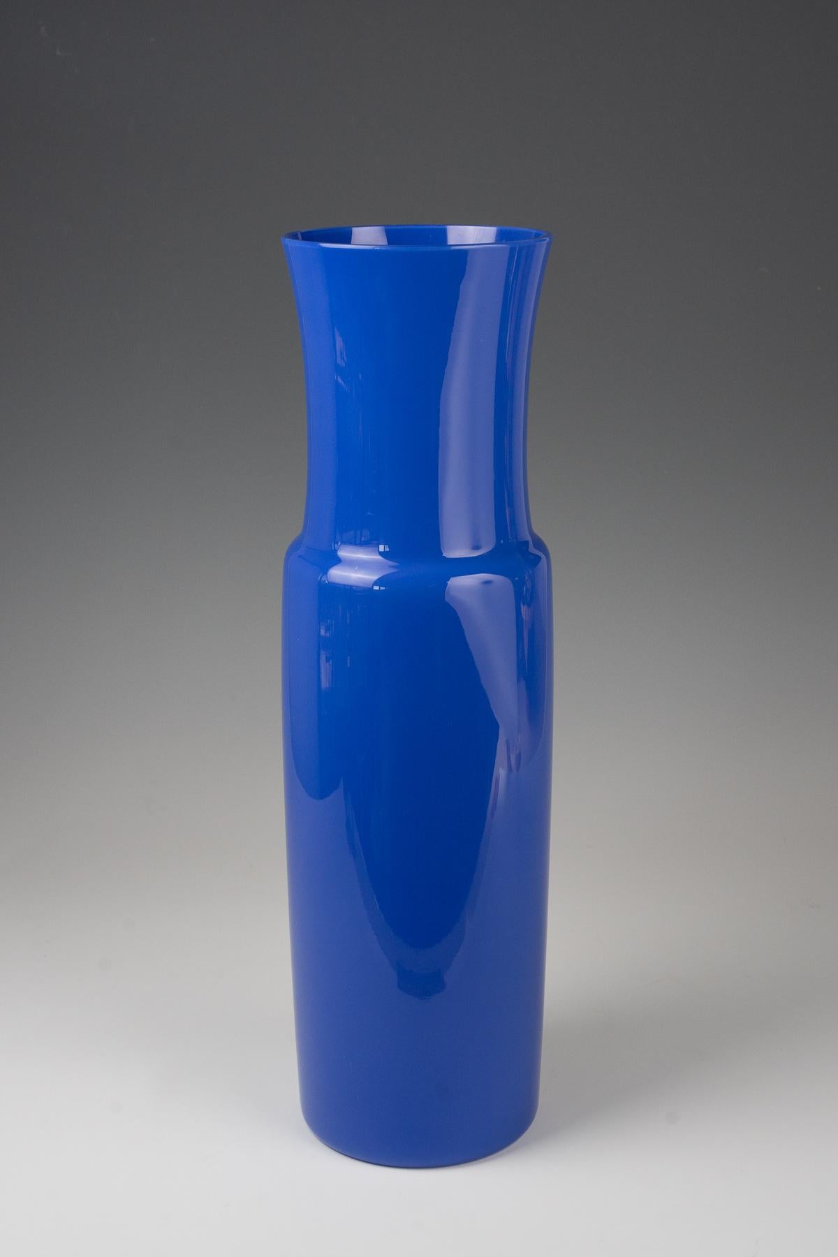 Vase signed and labeled. M. Guggisberg & P. Baldwin for Venini

Murano vase signed and label - Monica Guggisberg & Phillip Baldwin for Venini. Cylindrical vessel shape with slightly tapered neck, mouth rim slightly flared. Clear glass, cobalt