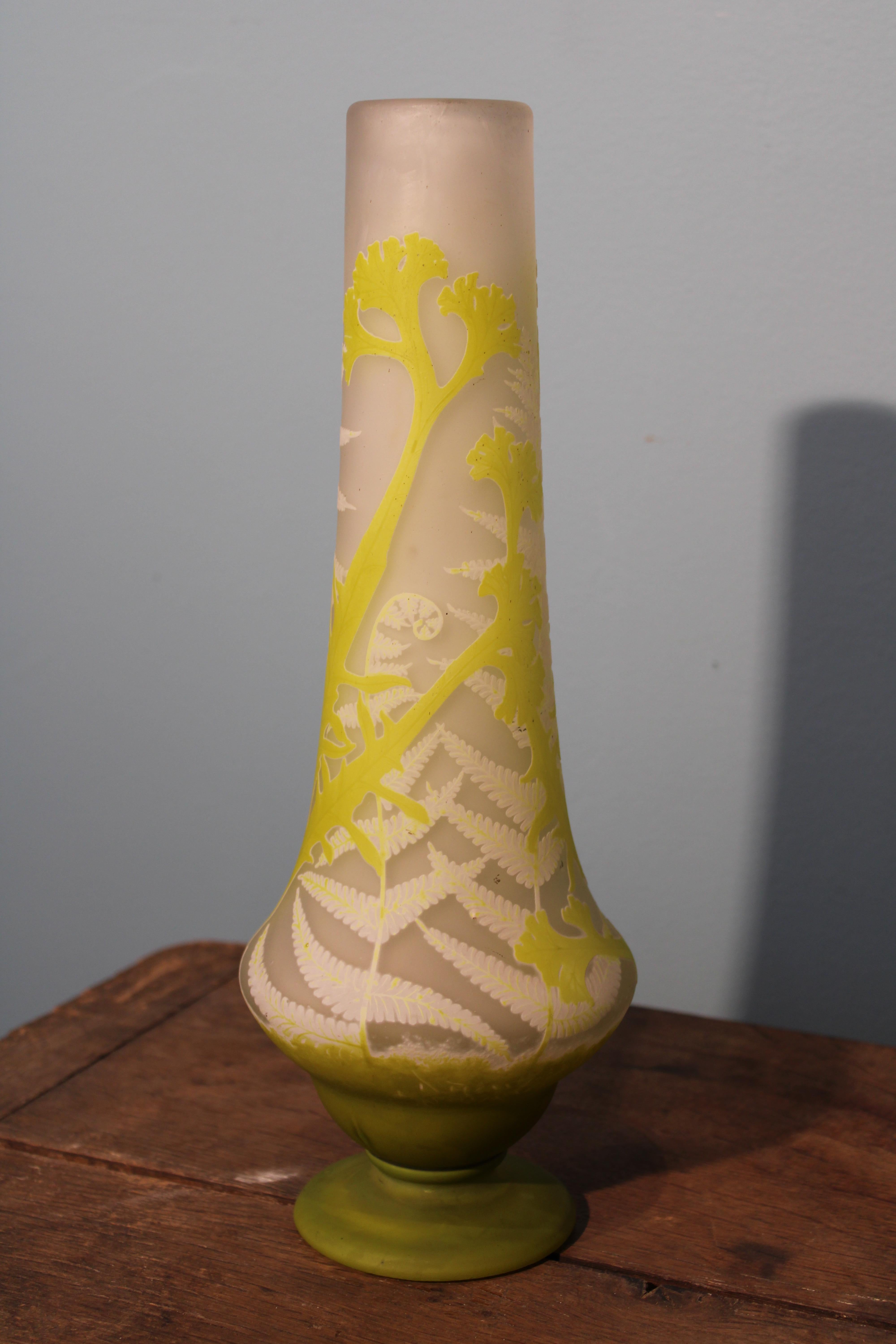 Vase signed Daum Nancy.