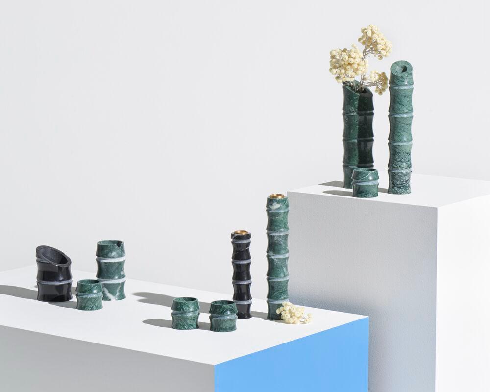 Eine Zickzacklinie definiert die illusorische Grenze zwischen Kunst und Design. Chiossi kreiert eine Kollektion von Vasen und Kerzenhaltern, die von der Natur und den harmonischen Formen des Bambus inspiriert sind, dünn und kratzfest.
Größe: 8 x