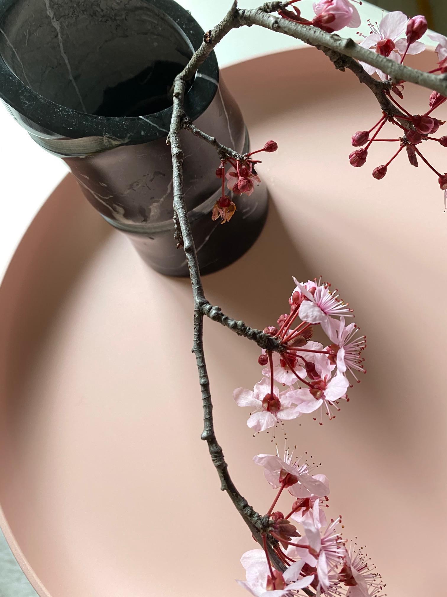 Neue moderne Vase 'Small' aus schwarzem Marquina-Marmor, Schöpfer Michele Chiossi im Zustand „Neu“ im Angebot in Milan, IT