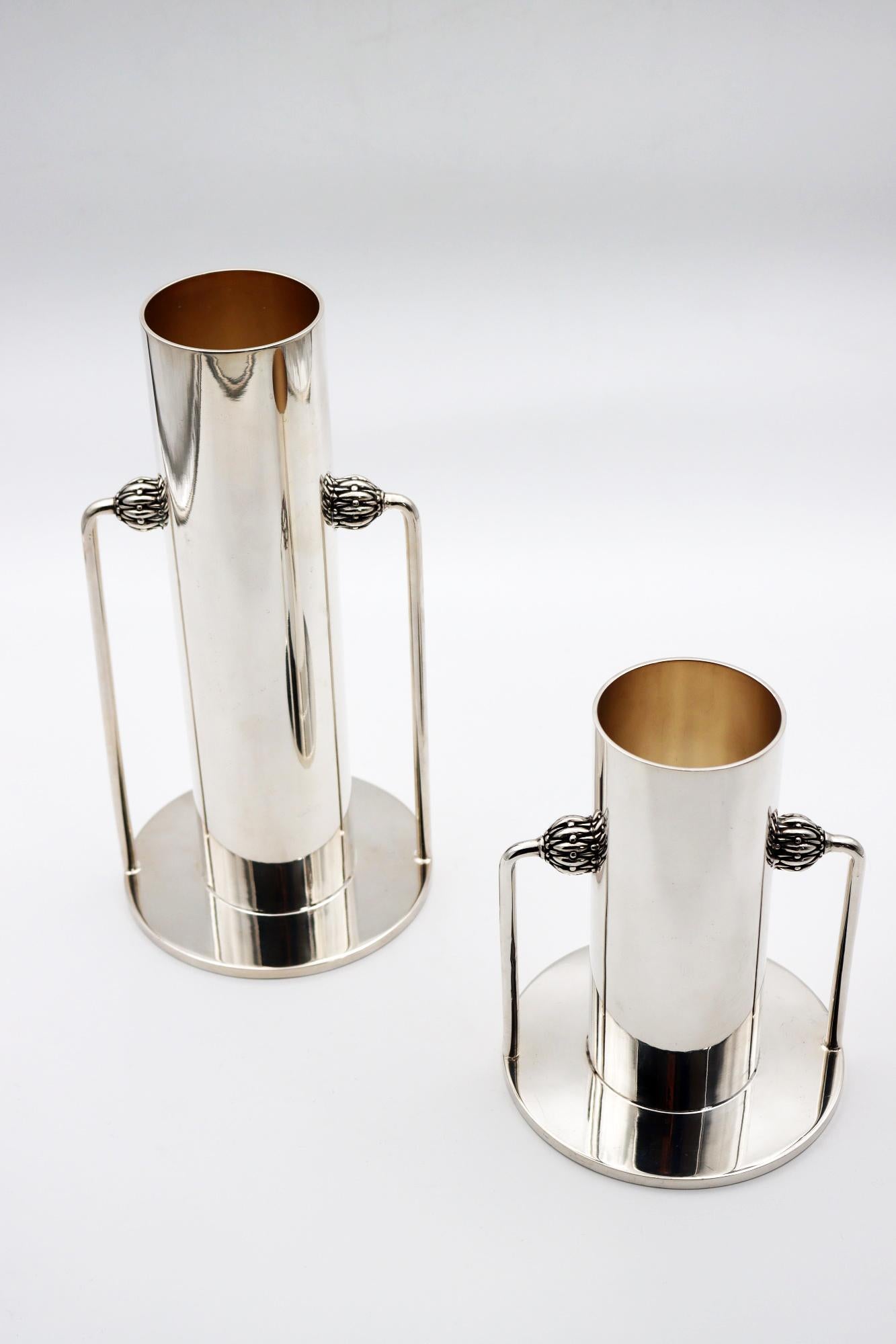 Vase small or tall model in silver bronze

SM silver plated bronze vase 35/42 microns 
Measures: H: 180 mm, D base: 140 mm, tube 71 mm

TM Vase in silver plated bronze 35/42 microns 
H: 285 mm, D base: 140 mm, tube 71 mm

These Vases are the