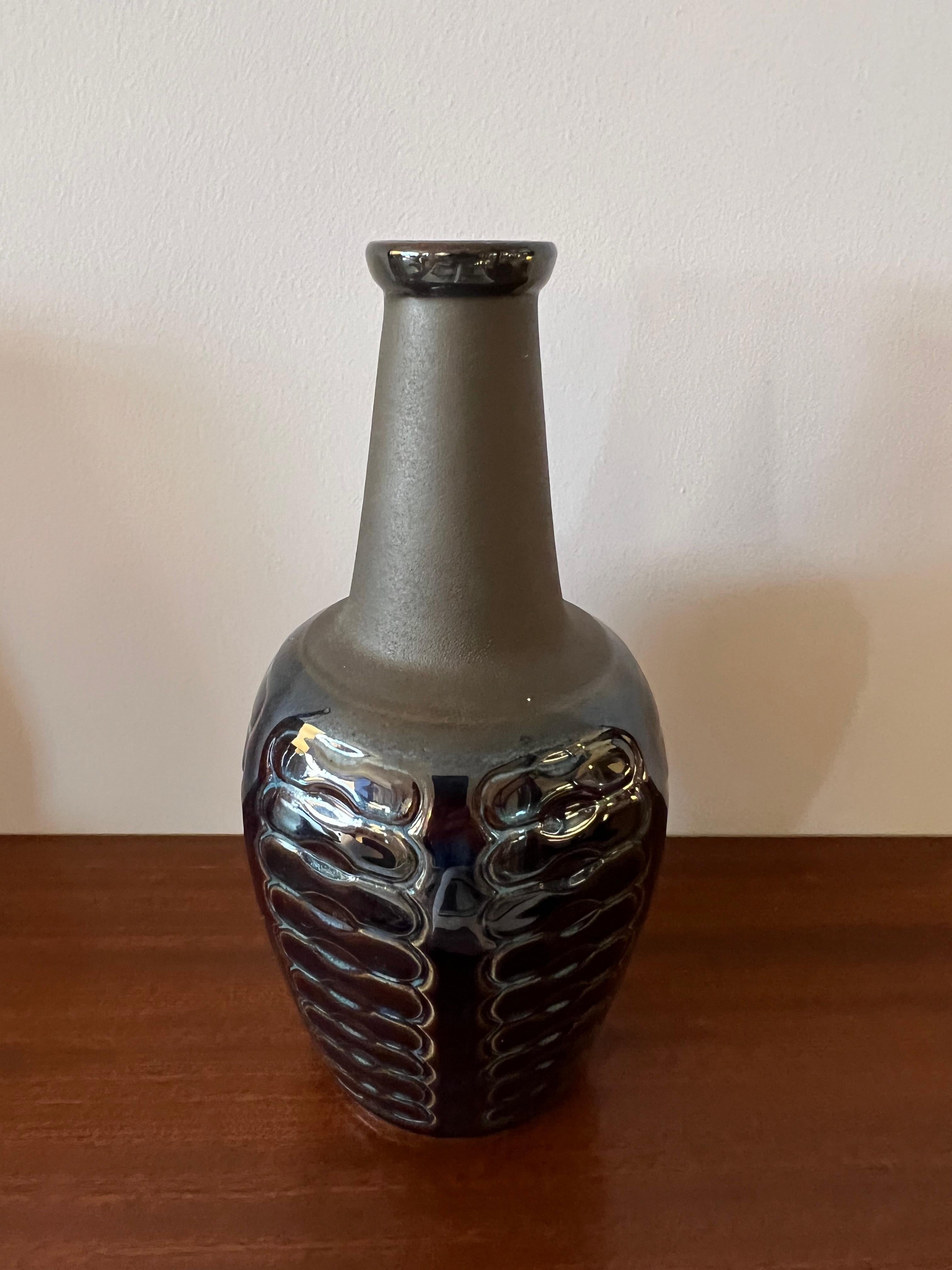 Magnifique et rare vase en céramique de la manufacture de Soholm, Danemark années 60. Très bon état, beau travail fait à la main. Signé.
